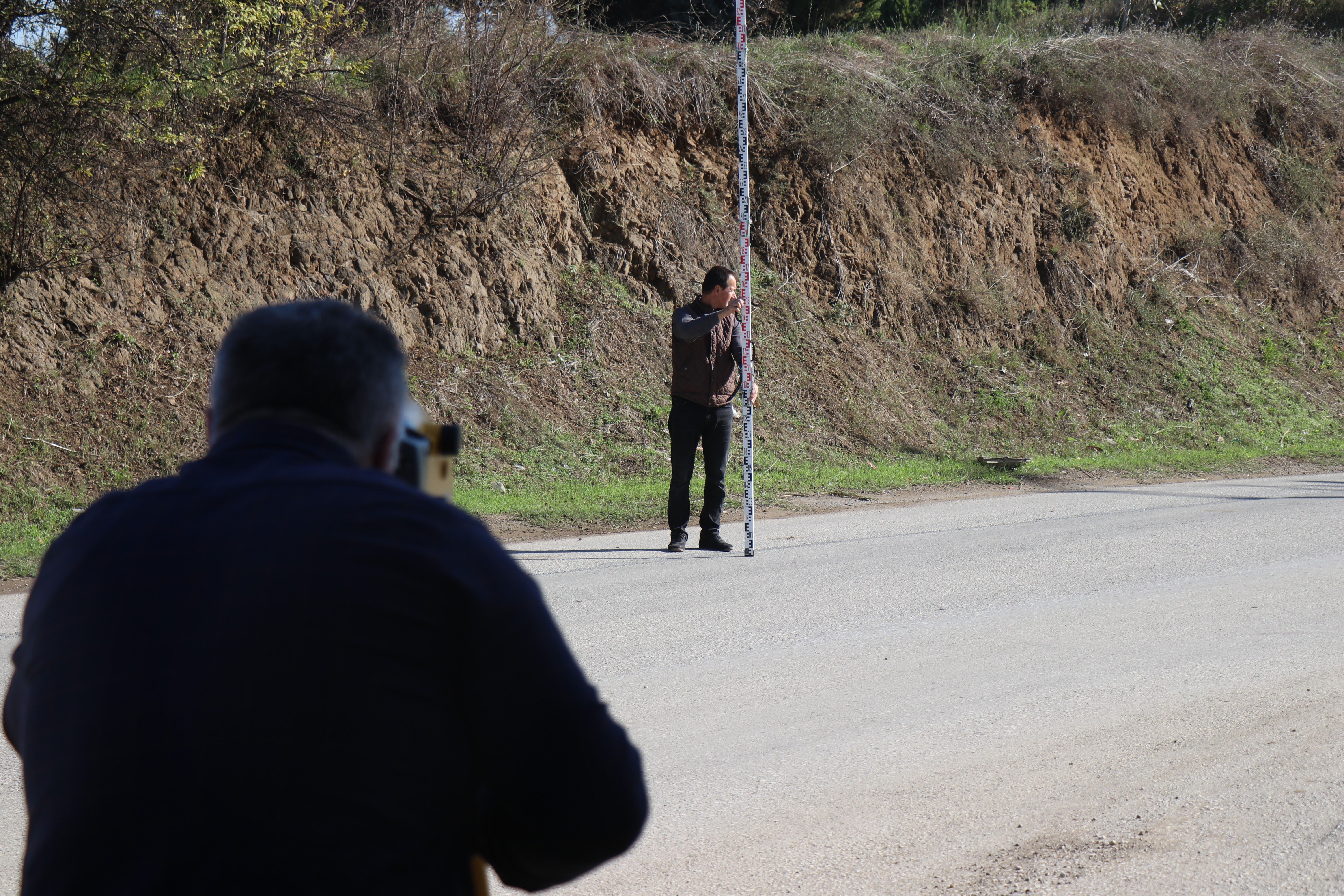 Kontağı kapatanlar yokuş yukarı çıkıyor! Mezarlığın yanındaki gizemli yolun sırrı çözüldü Kontağı kapatanlar yokuş yukarı çıkıyordu! Gizemli yolun sırrı sonunda çözüldü - 1. Resim
