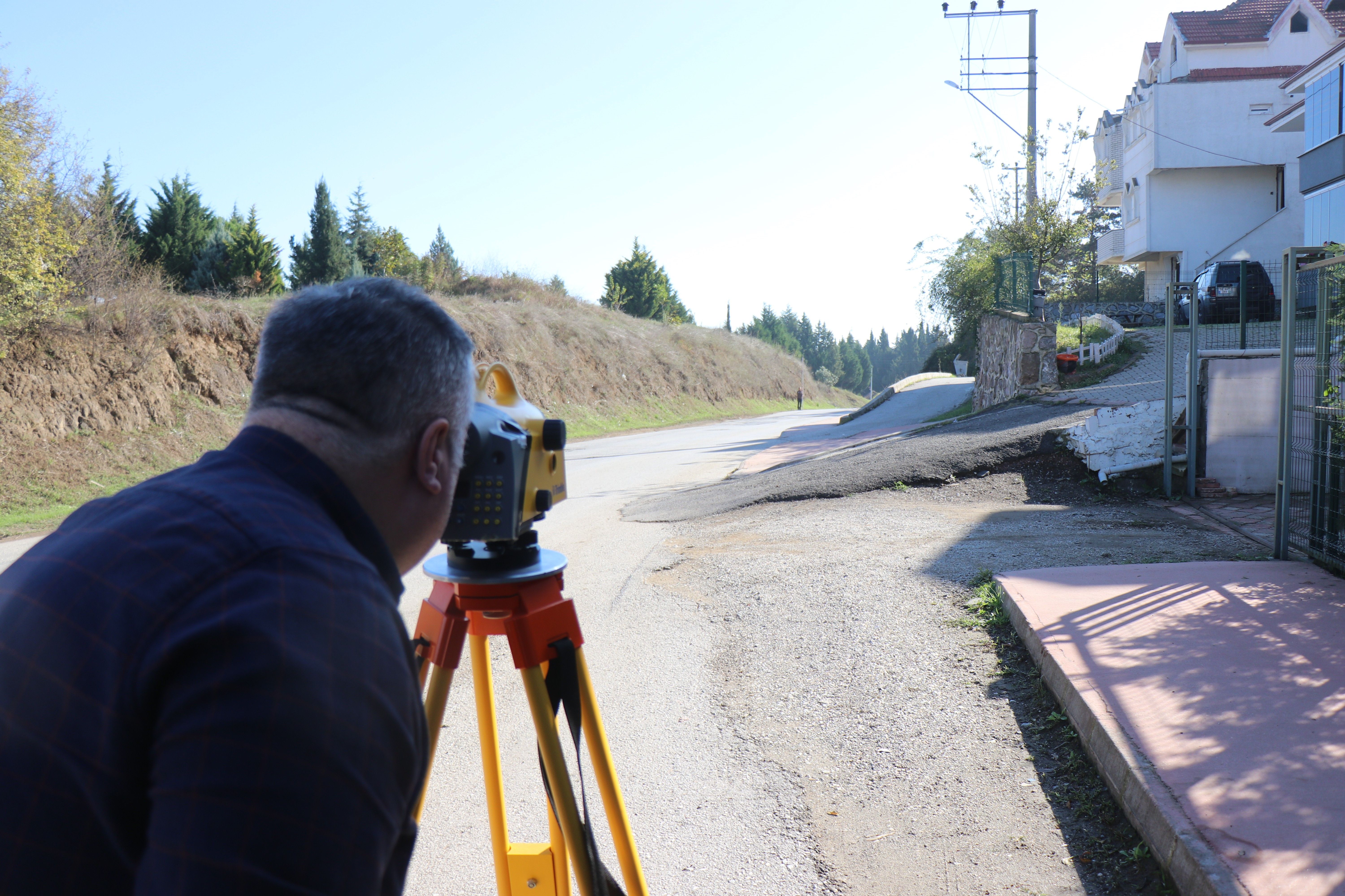 Kontağı kapatanlar yokuş yukarı çıkıyor! Mezarlığın yanındaki gizemli yolun sırrı çözüldü Kontağı kapatanlar yokuş yukarı çıkıyordu! Gizemli yolun sırrı sonunda çözüldü - 3. Resim