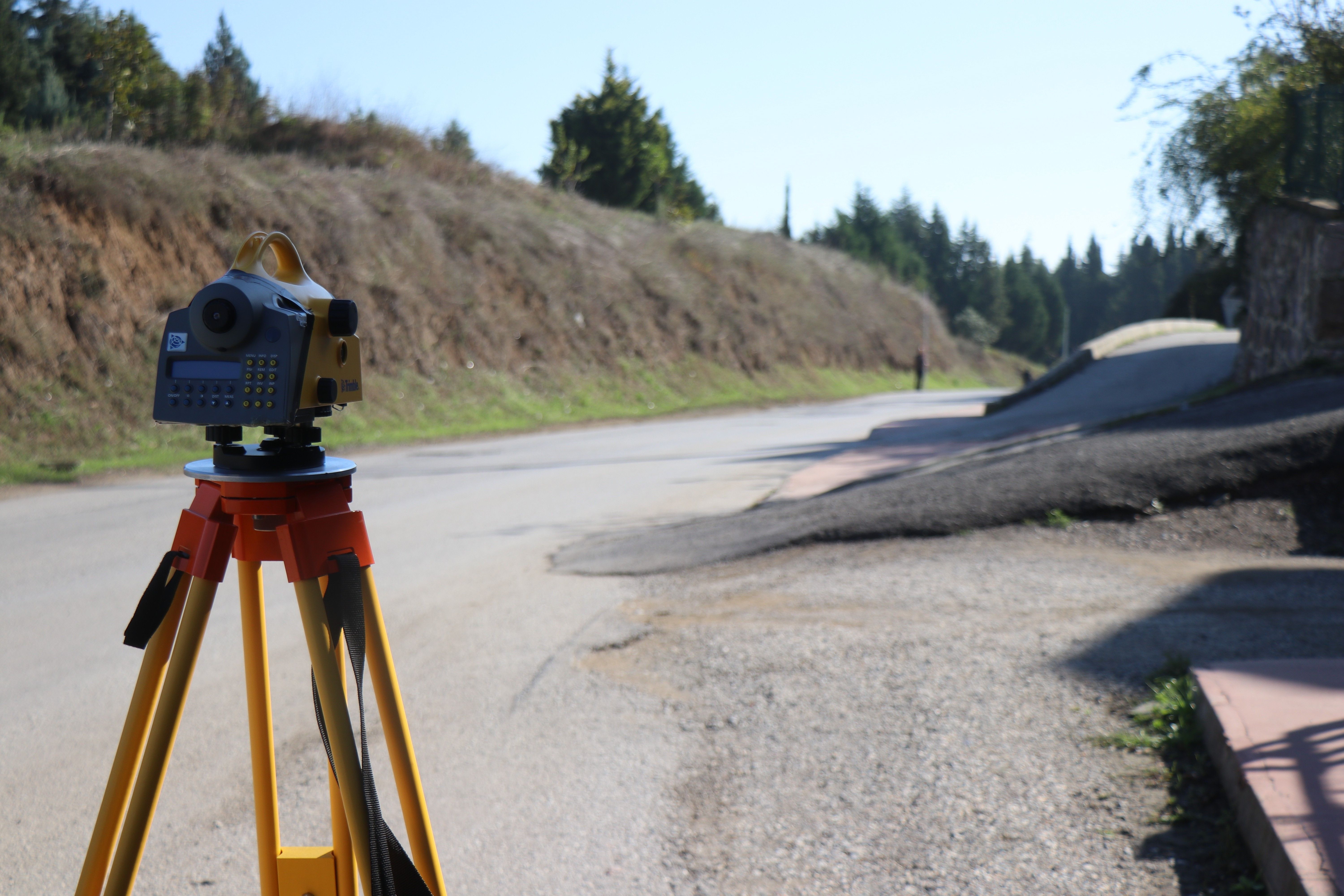 Kontağı kapatanlar yokuş yukarı çıkıyor! Mezarlığın yanındaki gizemli yolun sırrı çözüldü Kontağı kapatanlar yokuş yukarı çıkıyordu! Gizemli yolun sırrı sonunda çözüldü - 2. Resim
