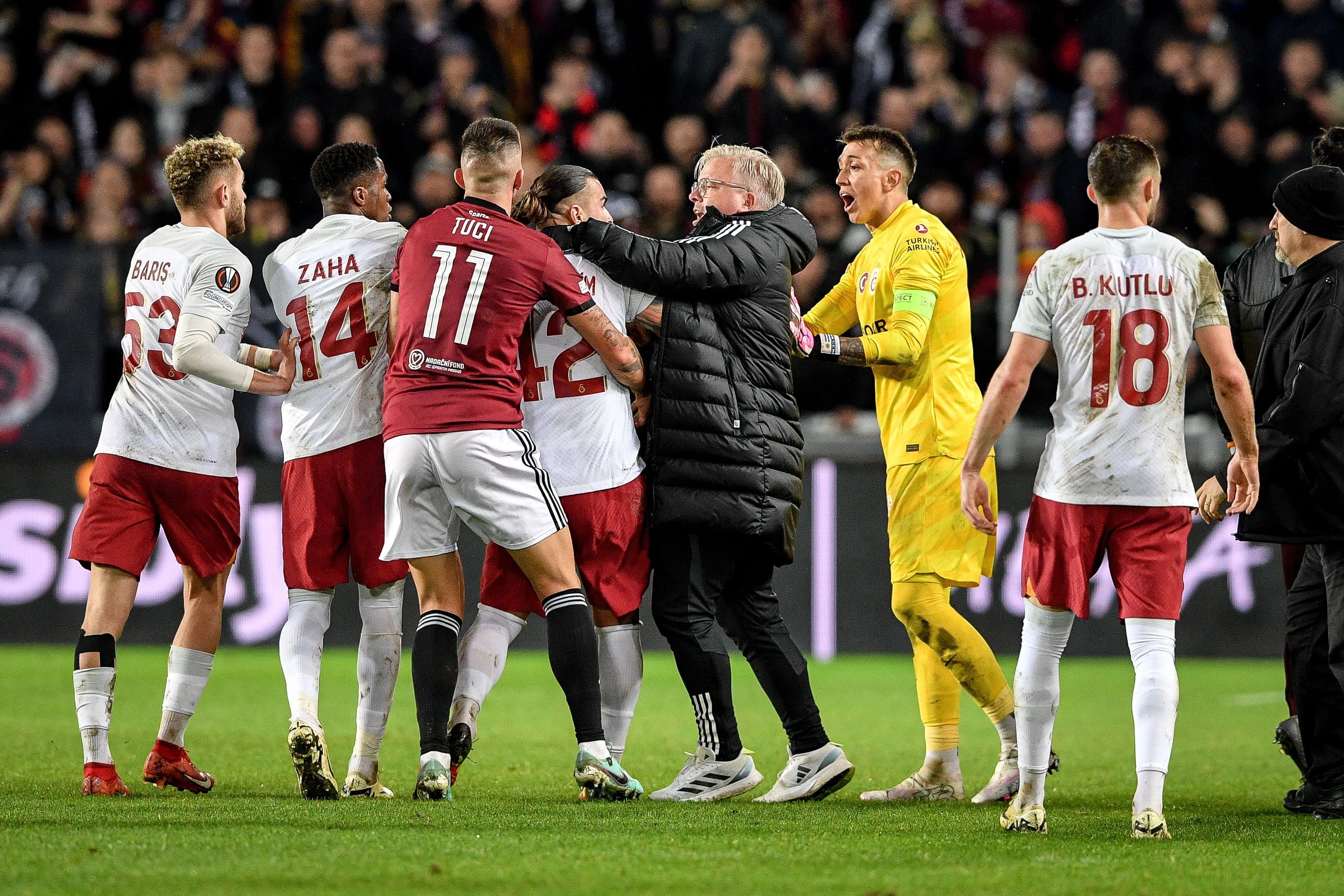 Okan Buruk kaç maç ceza aldı? Sparta Prag Galatasaray maçında kavga Okan Buruk kaç maç ceza aldı? Sparta Prag Galatasaray maçında kavga - 1. Resim