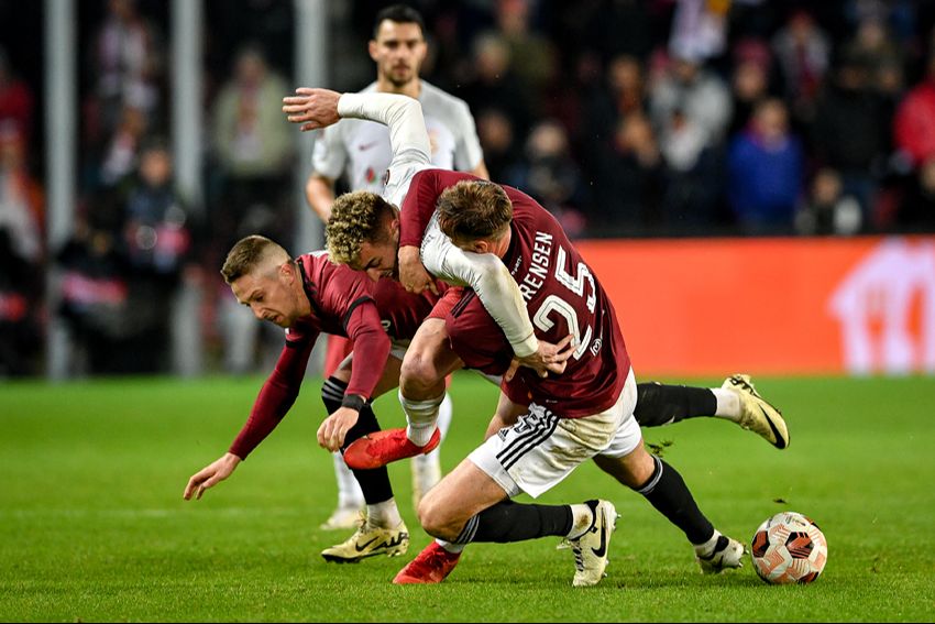 Okan Buruk kendi isim vermedi ama taraftar 4 yıldızı tahtaya yazdı! Galatasaray'da 4-1'in bedeli ağır olacak Okan Buruk kendi isim vermedi ama taraftar 4 yıldızı tahtaya yazdı! Galatasaray'da 4-1'in bedeli ağır olacak - 2. Resim