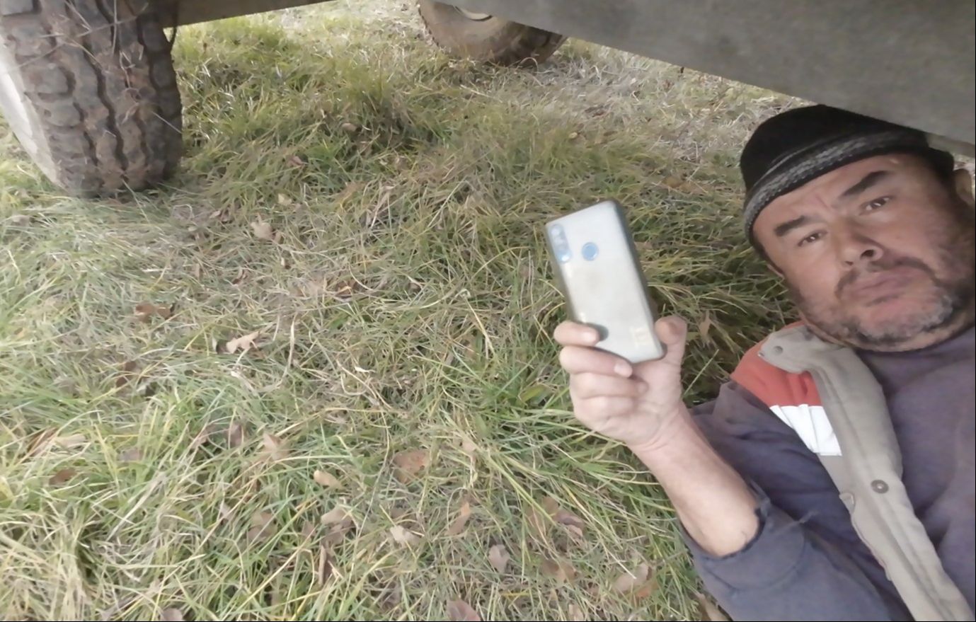 Tarlada çalışan babaya dron şakası! Adam kaçacak delik aradı, izleyenler gülme krizine girdi - 2. Resim