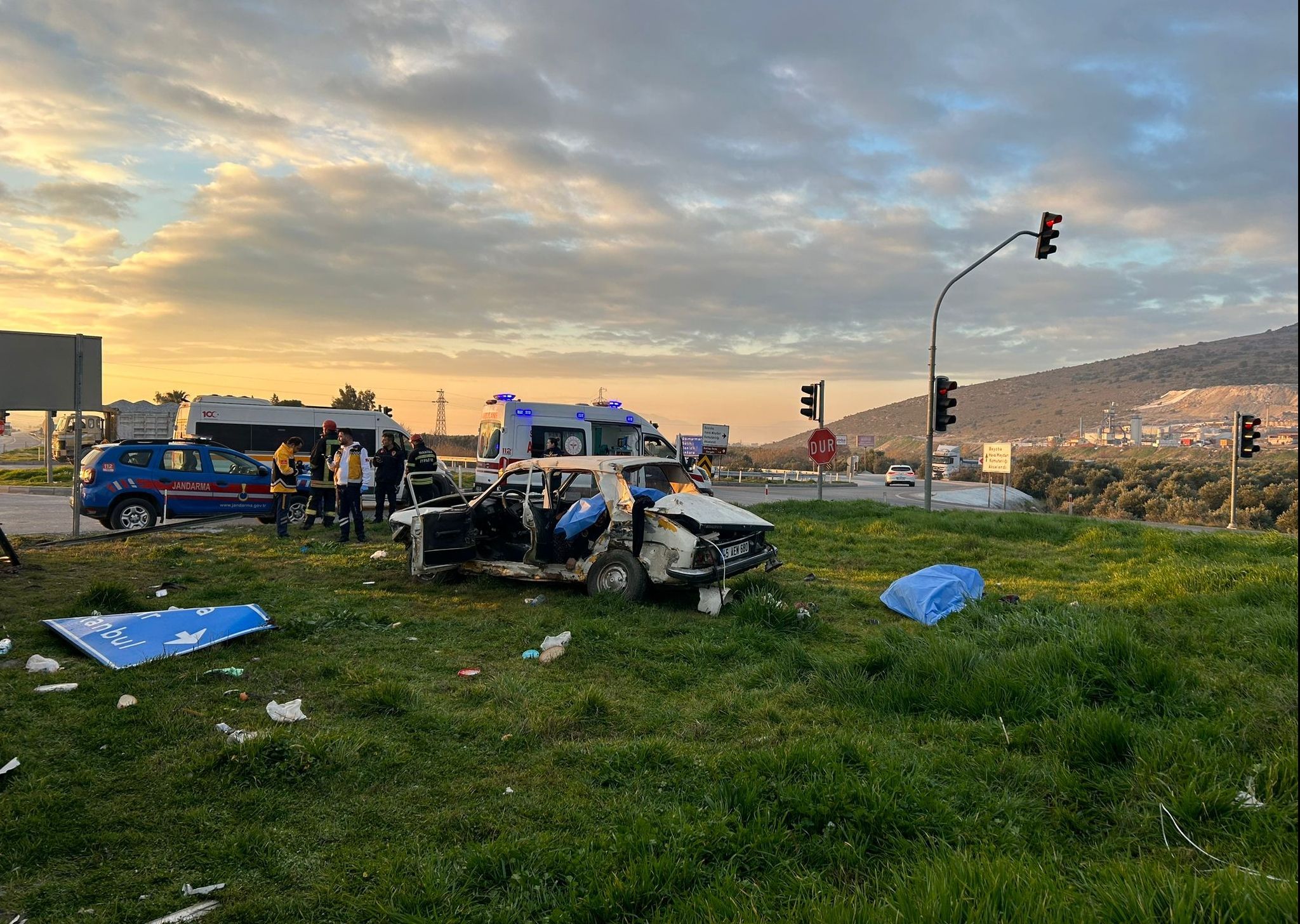 Tır ile otomobil çarpıştı: 3 ölü, 2 yaralı Tır ile otomobil çarpıştı: 3 ölü,Tır 2 yaralı - 1. Resim