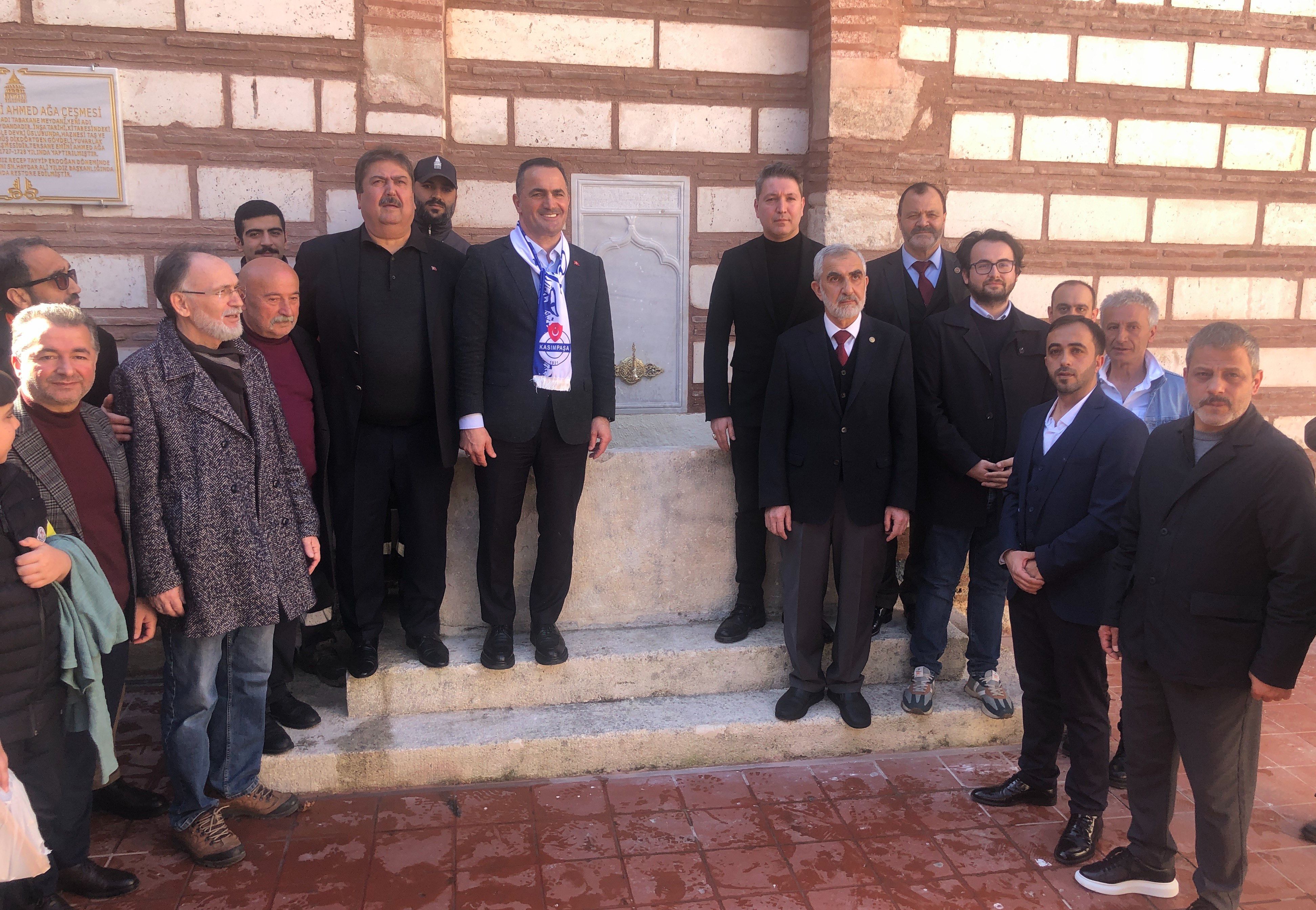 500 yıllık çeşmenin açılışına yoğun ilgi! Beyoğlu Belediyesi Osmanlı yadigarı çeşmeleri suyla buluşturuyor 500 yıllık çeşmenin açılışına yoğun ilgi! Beyoğlu Belediyesi Osmanlı yadigarı çeşmeleri suyla buluşturuyor - 1. Resim