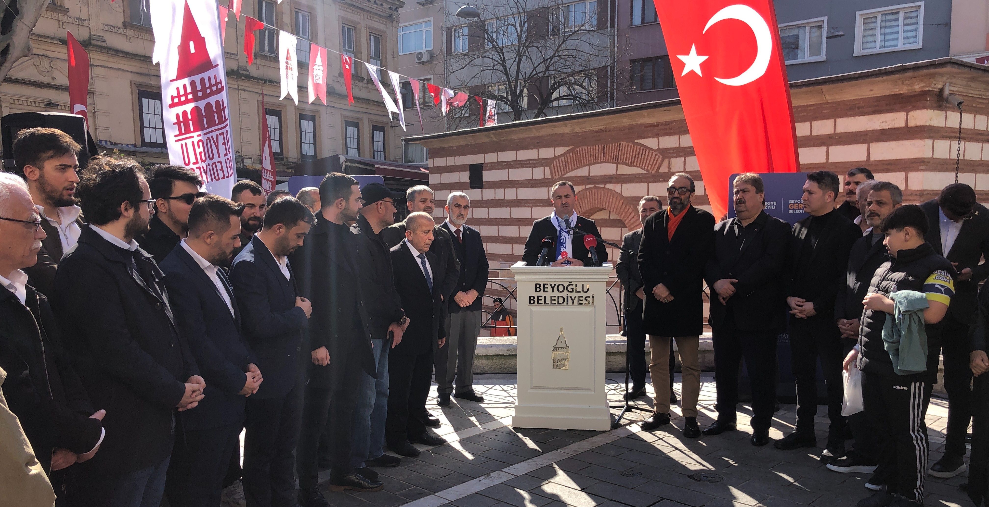 500 yıllık çeşmenin açılışına yoğun ilgi! Beyoğlu Belediyesi Osmanlı yadigarı çeşmeleri suyla buluşturuyor 500 yıllık çeşmenin açılışına yoğun ilgi! Beyoğlu Belediyesi Osmanlı yadigarı çeşmeleri suyla buluşturuyor - 2. Resim