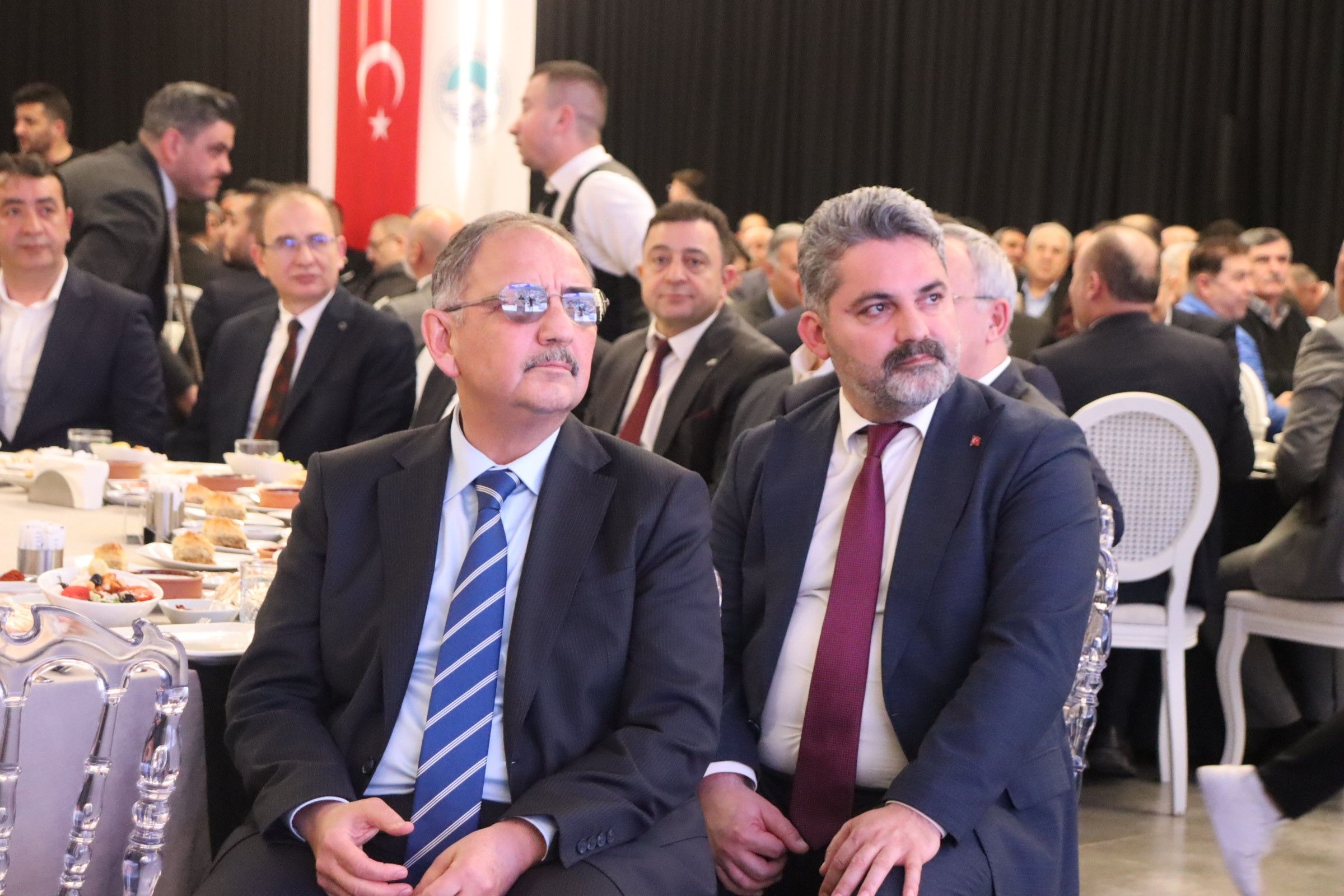 Bakan Özhaseki'den sanayicilere kritik uyarı: Büyük bir tehlike ile karşı karşıyayız Bakan Özhaseki'den muhalefetin deprem konutları eleştirilerine cevap: Gelin, ben gezdireceğim - 2. Resim