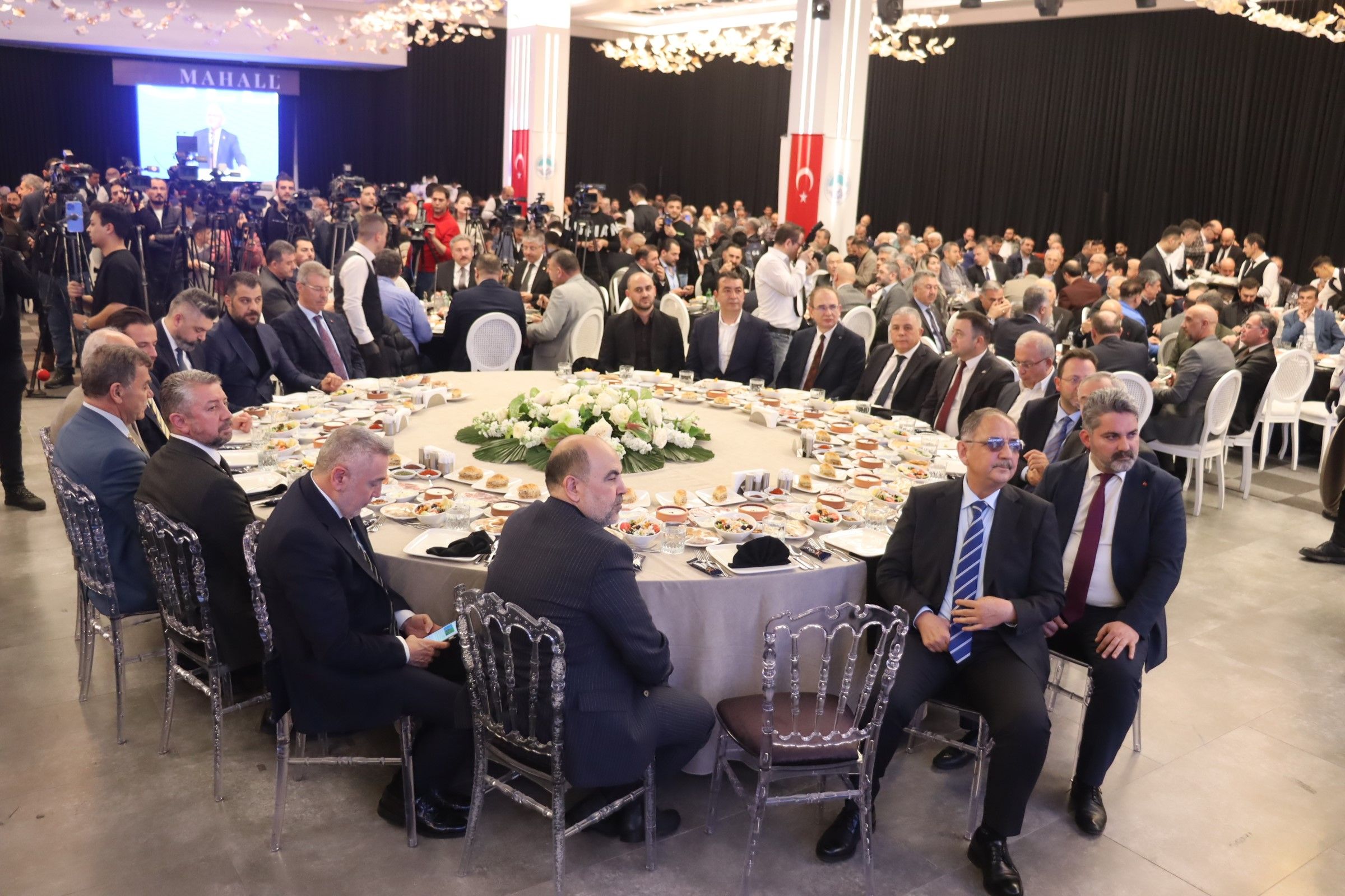 Bakan Özhaseki'den sanayicilere kritik uyarı: Büyük bir tehlike ile karşı karşıyayız Bakan Özhaseki'den muhalefetin deprem konutları eleştirilerine cevap: Gelin, ben gezdireceğim - 1. Resim
