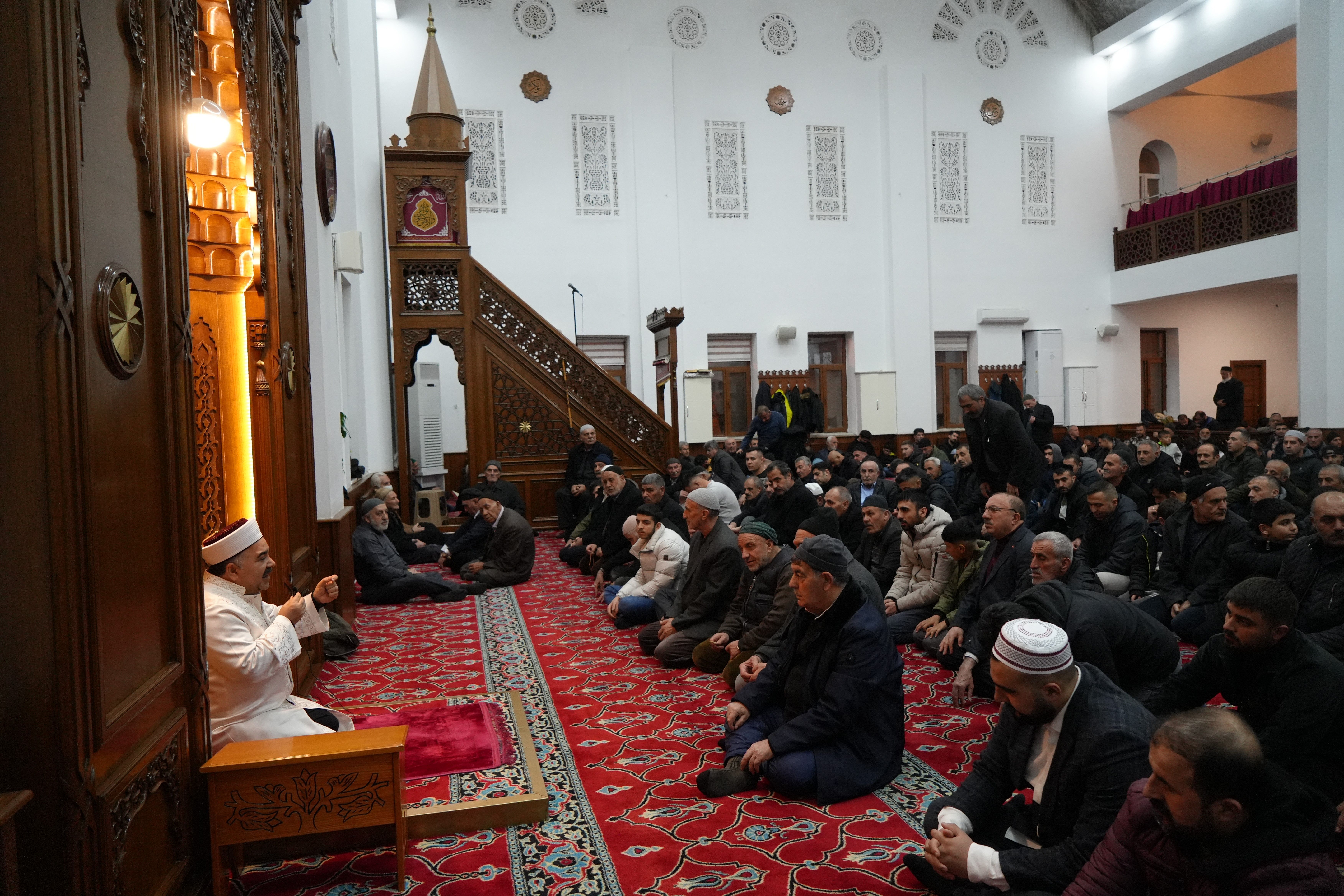 Berat Kandili yurt genelinde dualarla idrak edildi! Eller semaya 'tövbe' için açıldı Beraat Kandili yurt genelinde dualarla idrak edildi! Eller semaya 'tövbe' için açıldı - 4. Resim