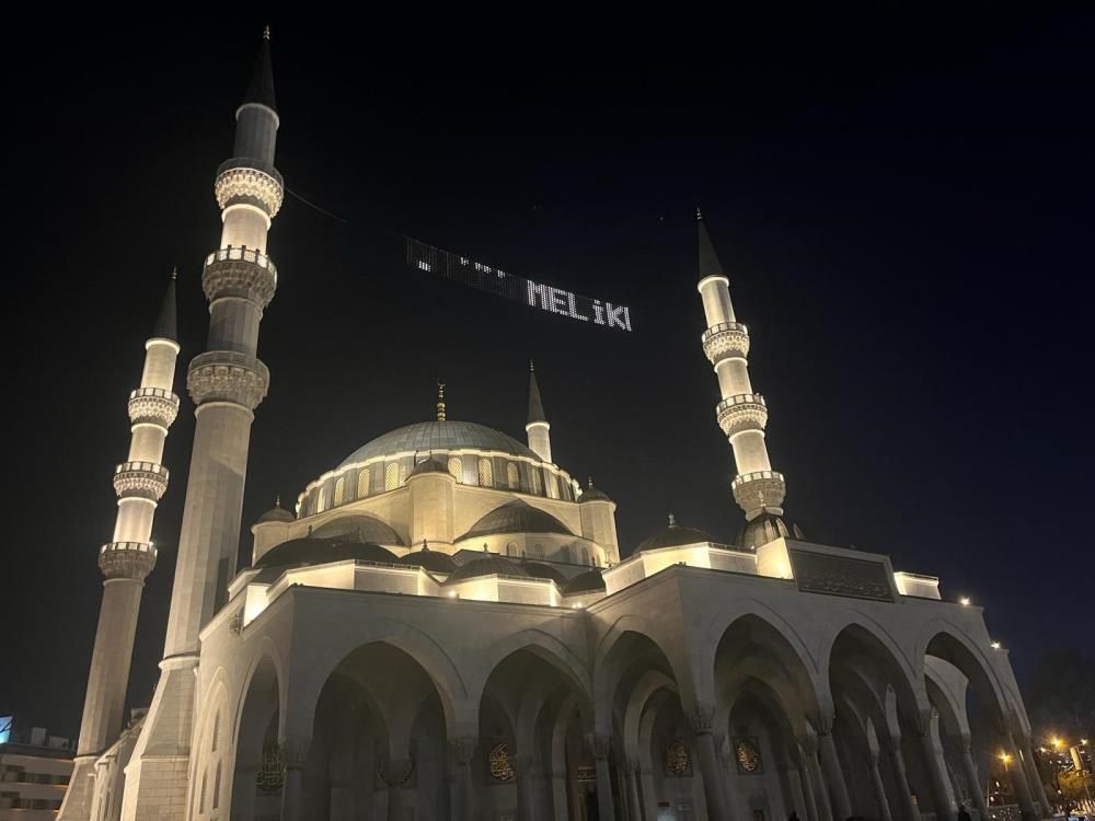 Berat Kandili yurt genelinde dualarla idrak edildi! Eller semaya 'tövbe' için açıldı Berat Kandili yurt genelinde dualarla idrak edildi! Eller semaya 'tövbe' için açıldı - 2. Resim