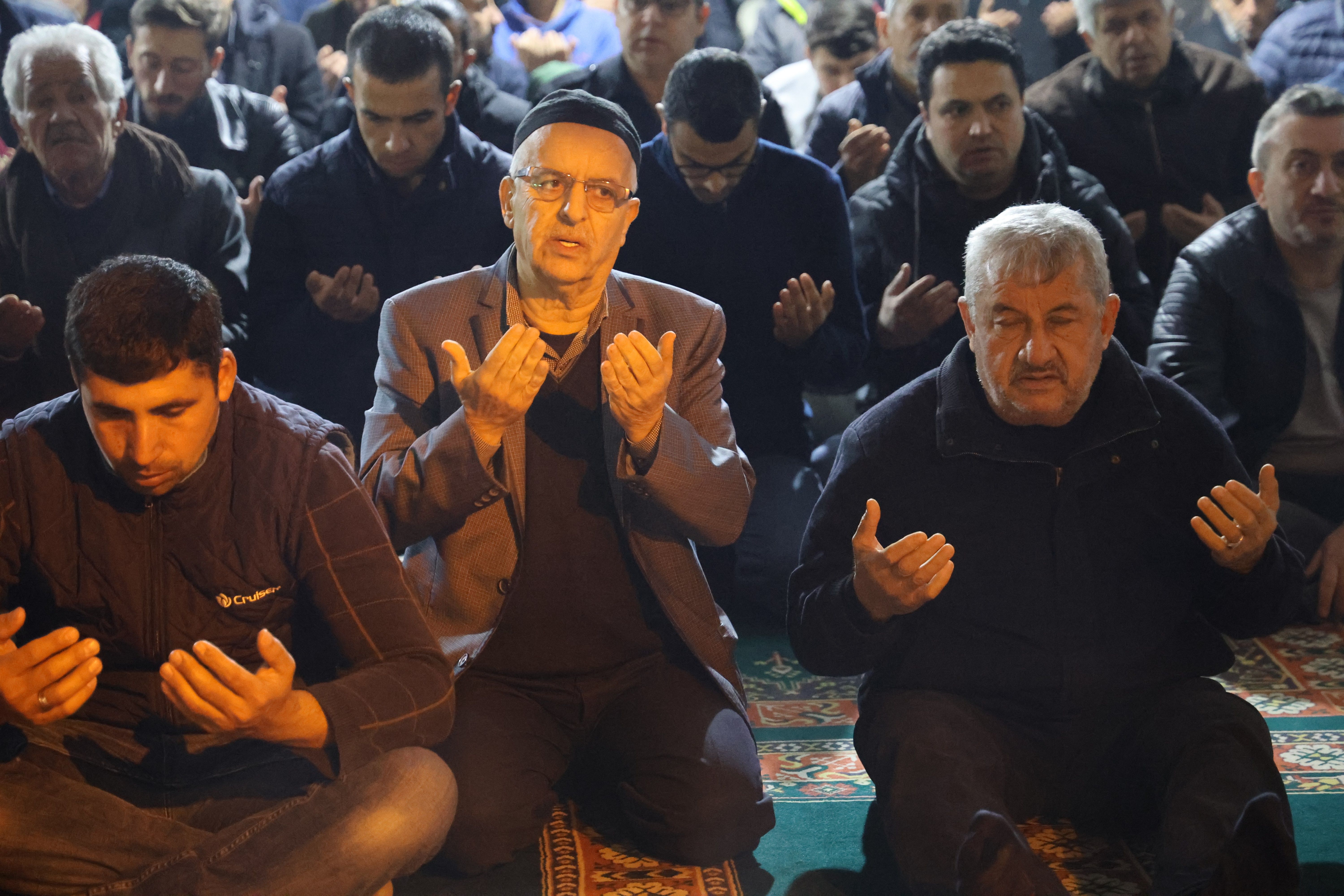 Berat Kandili yurt genelinde dualarla idrak edildi! Eller semaya 'tövbe' için açıldı Berat Kandili yurt genelinde dualarla idrak edildi! Eller semaya 'tövbe' için açıldı - 6. Resim