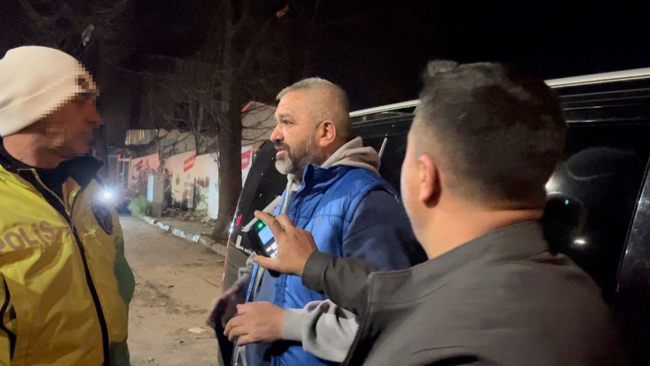 Görür görmez geri vitese taktı! Polisten neden kaçtığı yakalanınca ortaya çıktı Bursa polisinin sabır sınavı: Polisi görünce geri vites yapan sürücüden pişkin cevap - 1. Resim