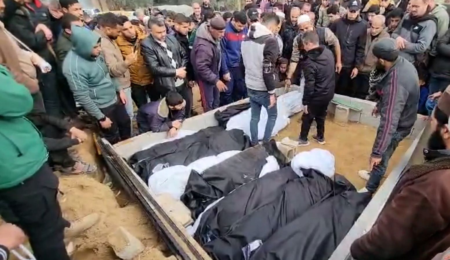 Can kaybı 30 bini geçti! Gazze'de cenazeler toplu mezarlara defnediliyor Can kaybı 30 bini geçti! Gazze'de cenazeler toplu mezarlara defnediliyor - 1. Resim