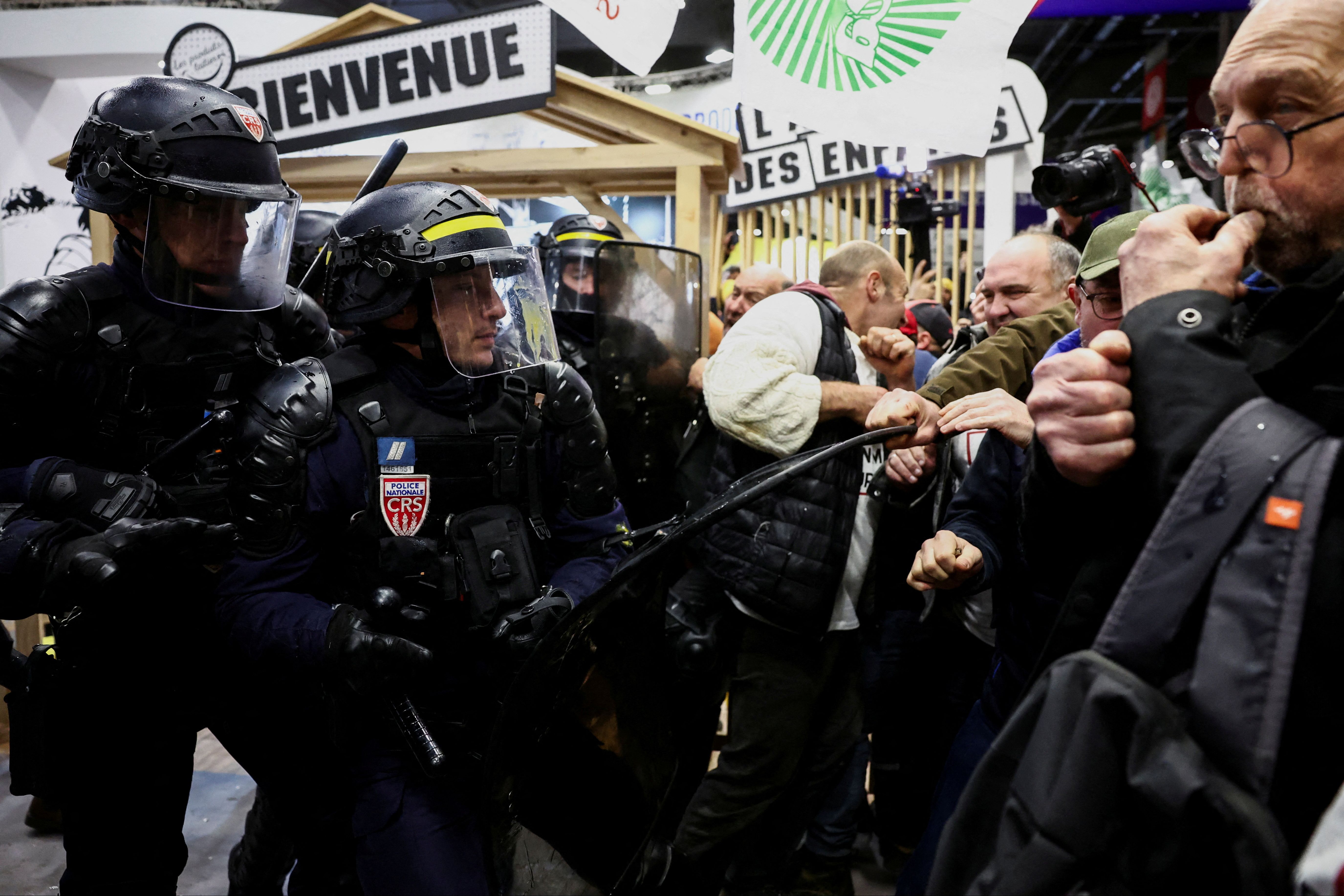 Çiftçiler fuarı bastı Macron çaresiz kaldı Çiftçiler fuarı bastı Macron çaresiz kaldı - 4. Resim