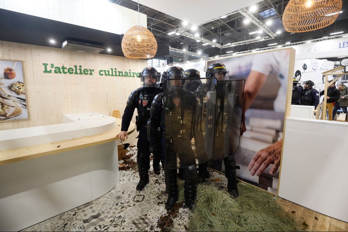 Çiftçiler fuarı bastı Macron çaresiz kaldı Çiftçiler fuarı bastı Macron çaresiz kaldı - 1. Resim