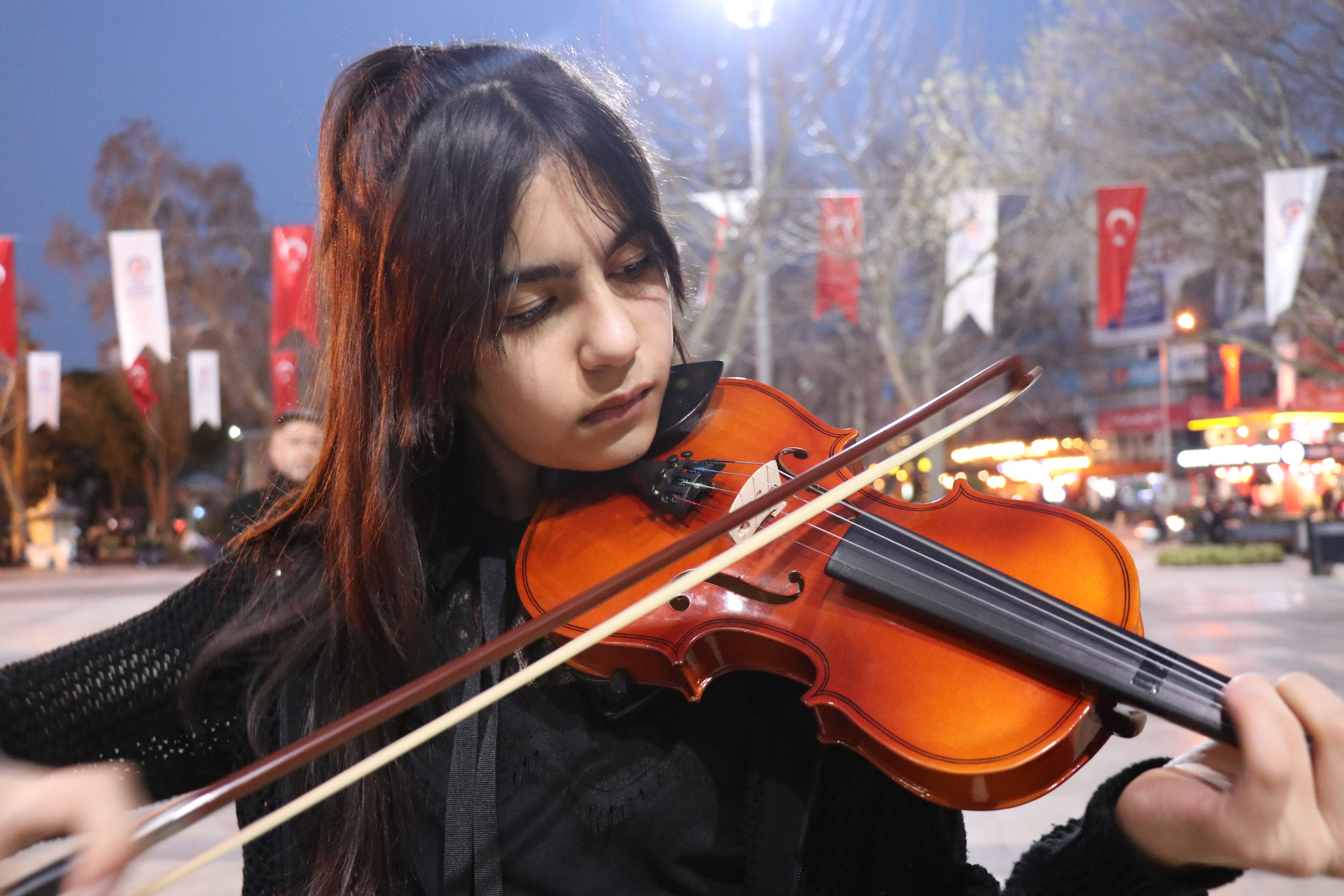 Cumhurbaşkanı Erdoğan'a keman çalan küçük kız konuştu: Çok heyecanlandım, dizlerim titriyordu Cumhurbaşkanı Erdoğan'a keman çalan küçük kız konuştu: Çok heyecanlandım, dizlerim titriyordu - 3. Resim