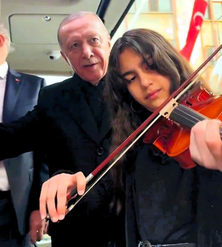 Cumhurbaşkanı Erdoğan'a keman çalan küçük kız konuştu: Çok heyecanlandım, dizlerim titriyordu Cumhurbaşkanı Erdoğan'a keman çalan küçük kız konuştu: Çok heyecanlandım, dizlerim titriyordu - 1. Resim