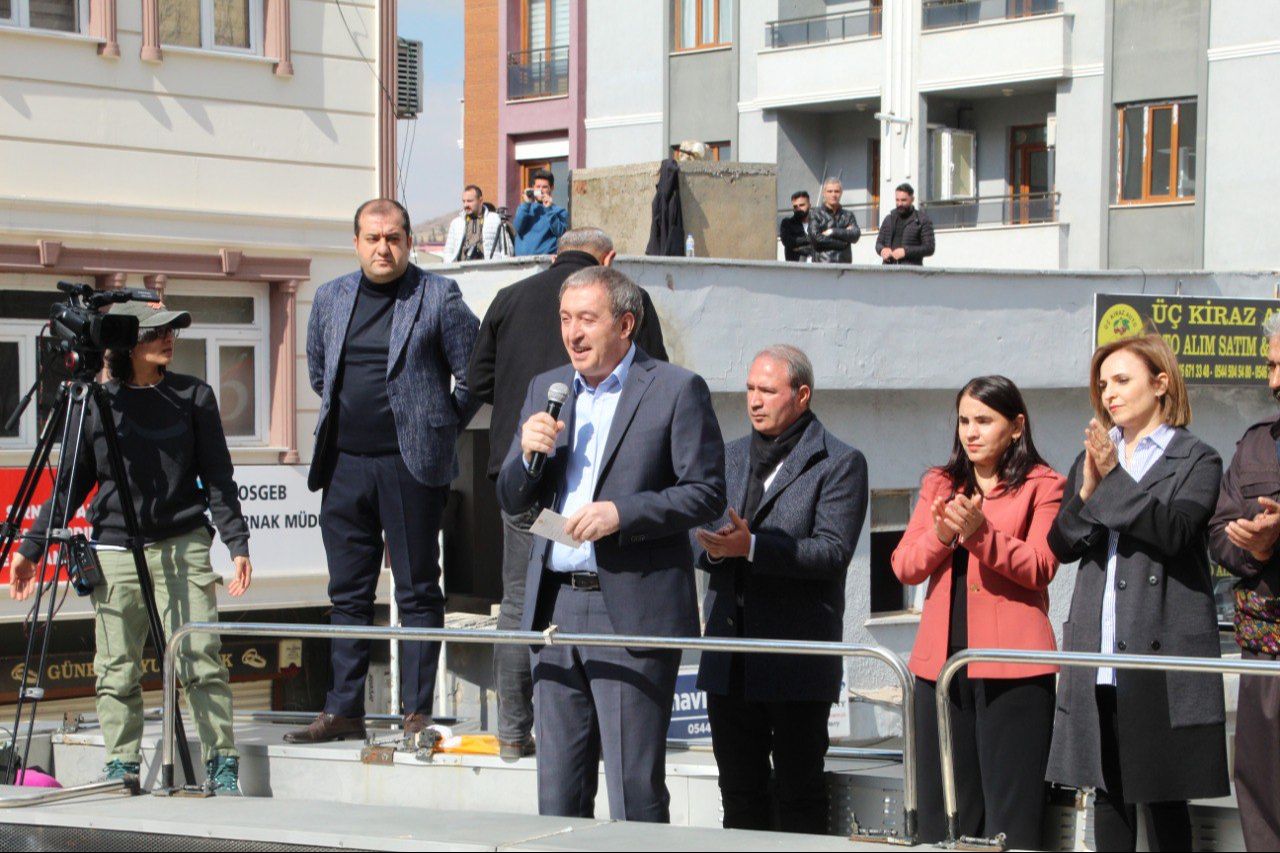 DEM Parti programında terör propagandası: Yasa dışı slogana 6 gözaltı DEM Parti programında terör propagandası: Yasa dışı slogana 6 gözaltı - 1. Resim