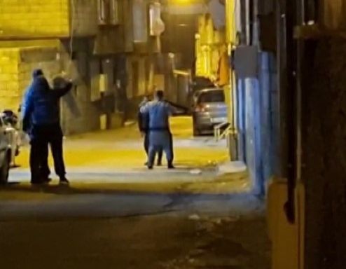 Emniyet amirinin usta manevrası sokak ortasındaki intiharı önledi Emniyet amirinin usta manevrası sokak ortasındaki intiharı önledi - 1. Resim