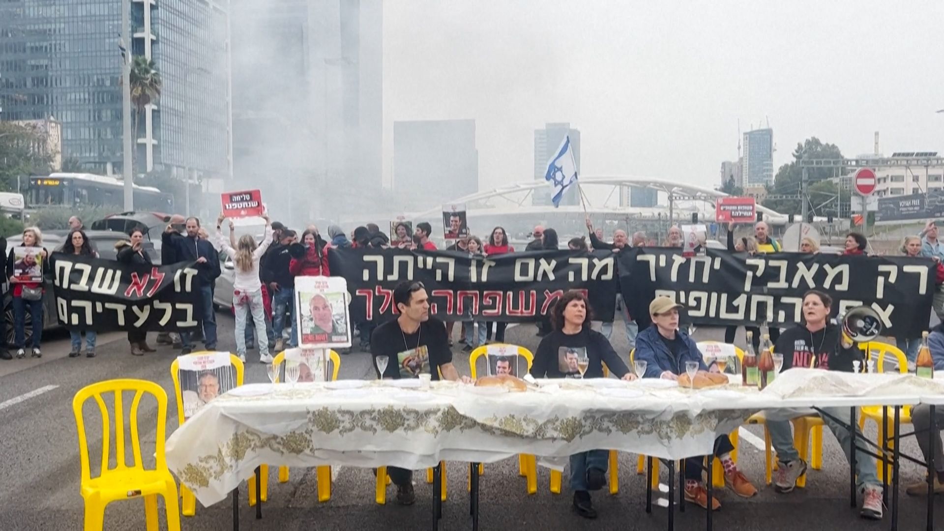 İsrailli esirlerin aileleri, Netanyahu'ya baskı yapmak için yol kapattı - 2. Resim