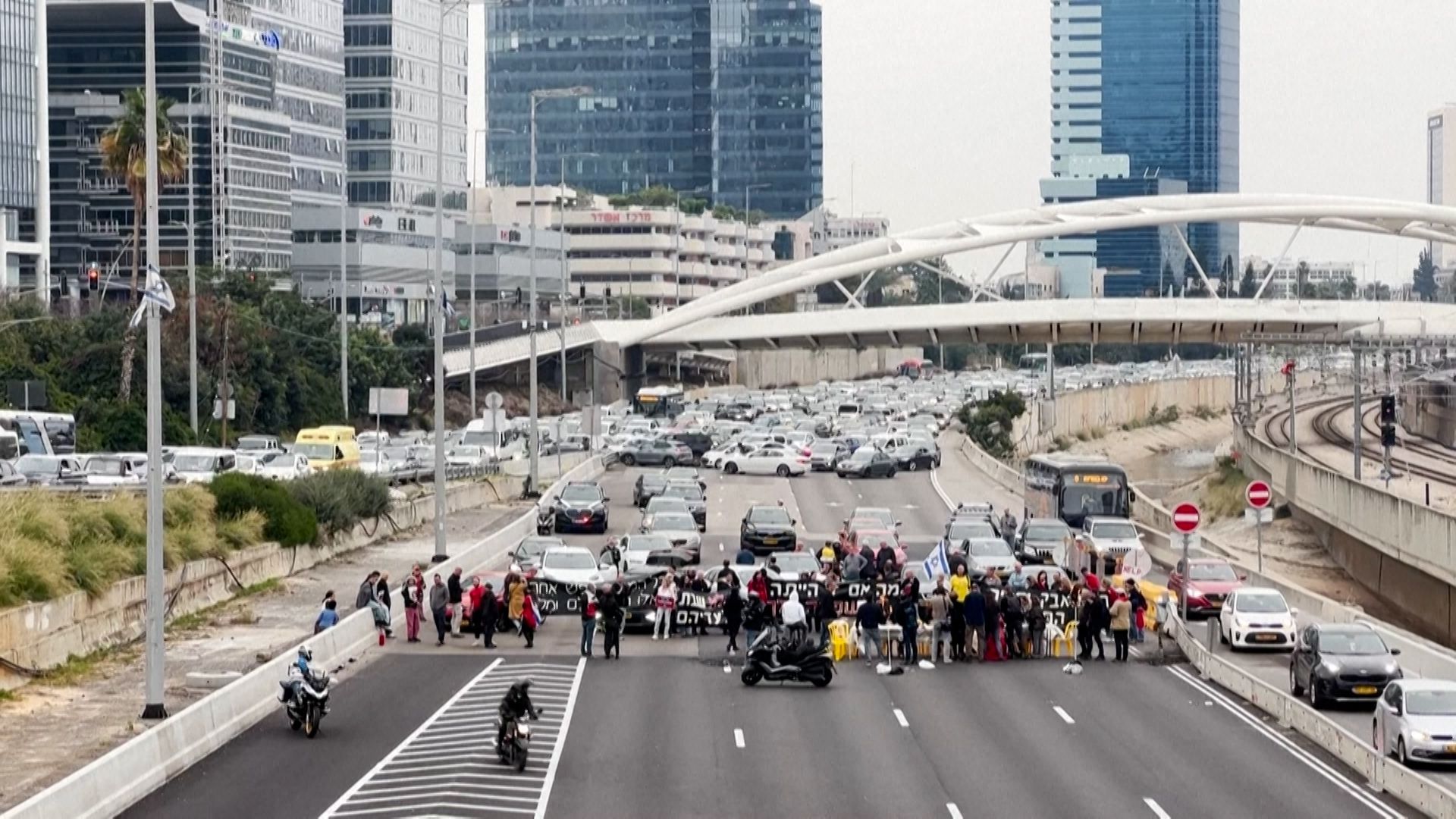 İsrailli esirlerin aileleri, Netanyahu'ya baskı yapmak için yol kapattı - 1. Resim