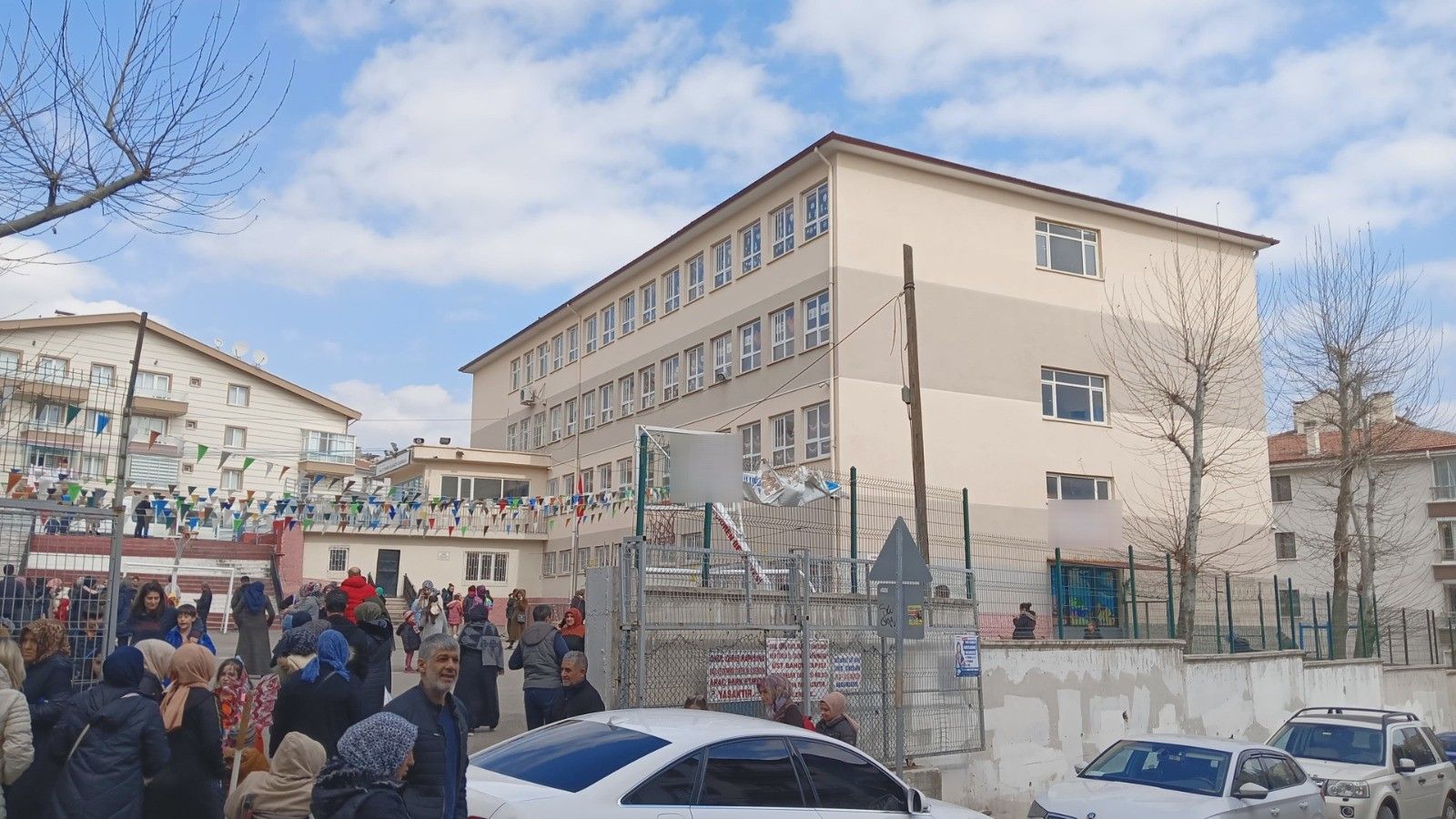 Okulda düştüğü iddia edilen Mira yaşam savaşı veriyor: Babadan korkunç iddia! 'Öğretmeni dövdü' Okulda düştüğü iddia edilen Mira yaşam savaşı veriyor: Babadan korkunç iddia! 'Öğretmeni dövdü' - 1. Resim