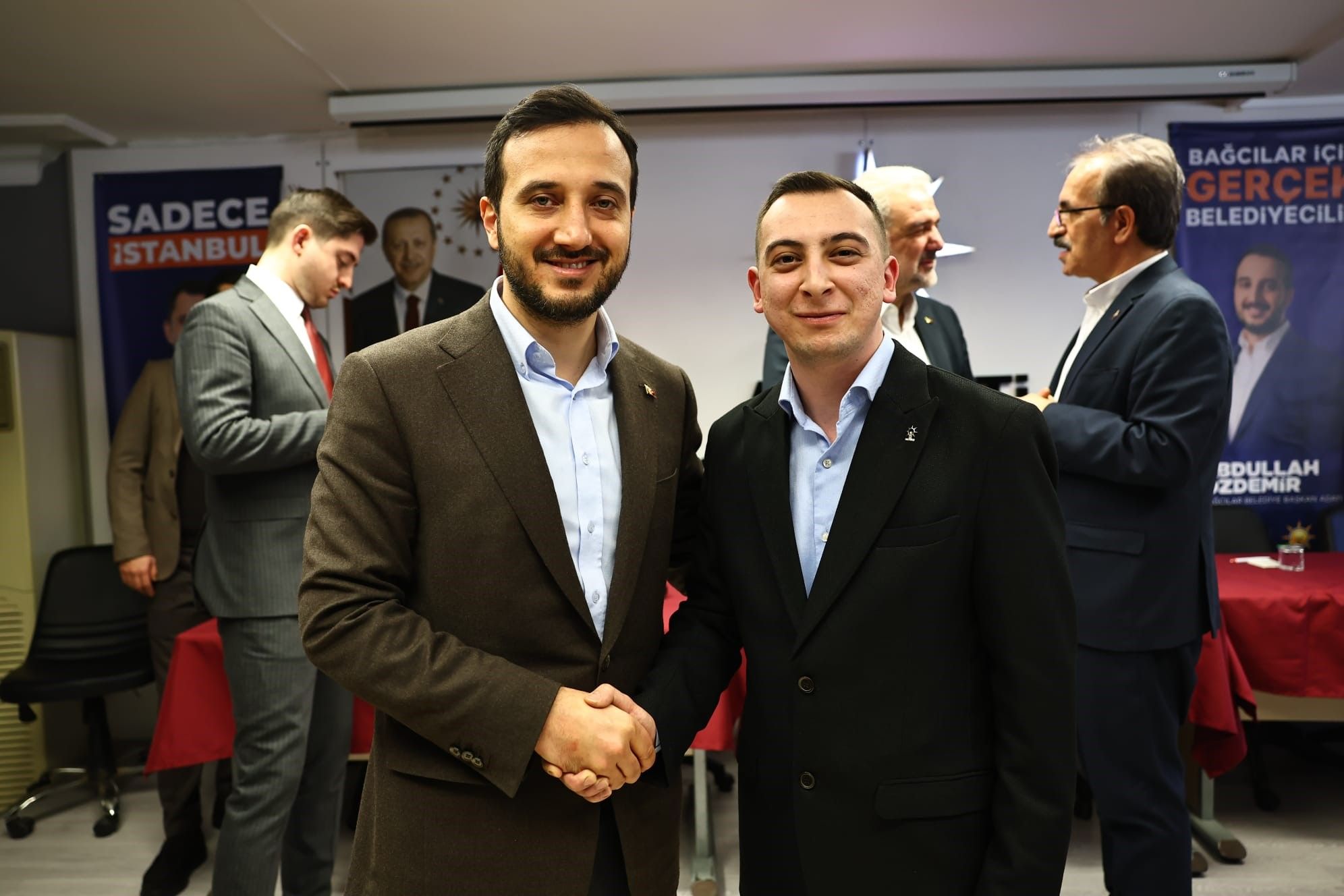 Son toplu istifa Gelecek Partisi'nde: 'İstanbul'daki kötü yönetime 'dur' diyeceğiz' sözleri ile AK Parti'ye geçtiler Son toplu istifa Gelecek Partisi'nde: 'İstanbul'daki kötü yönetime 'dur' diyeceğiz' sözleri ile AK Parti'ye geçtiler - 3. Resim