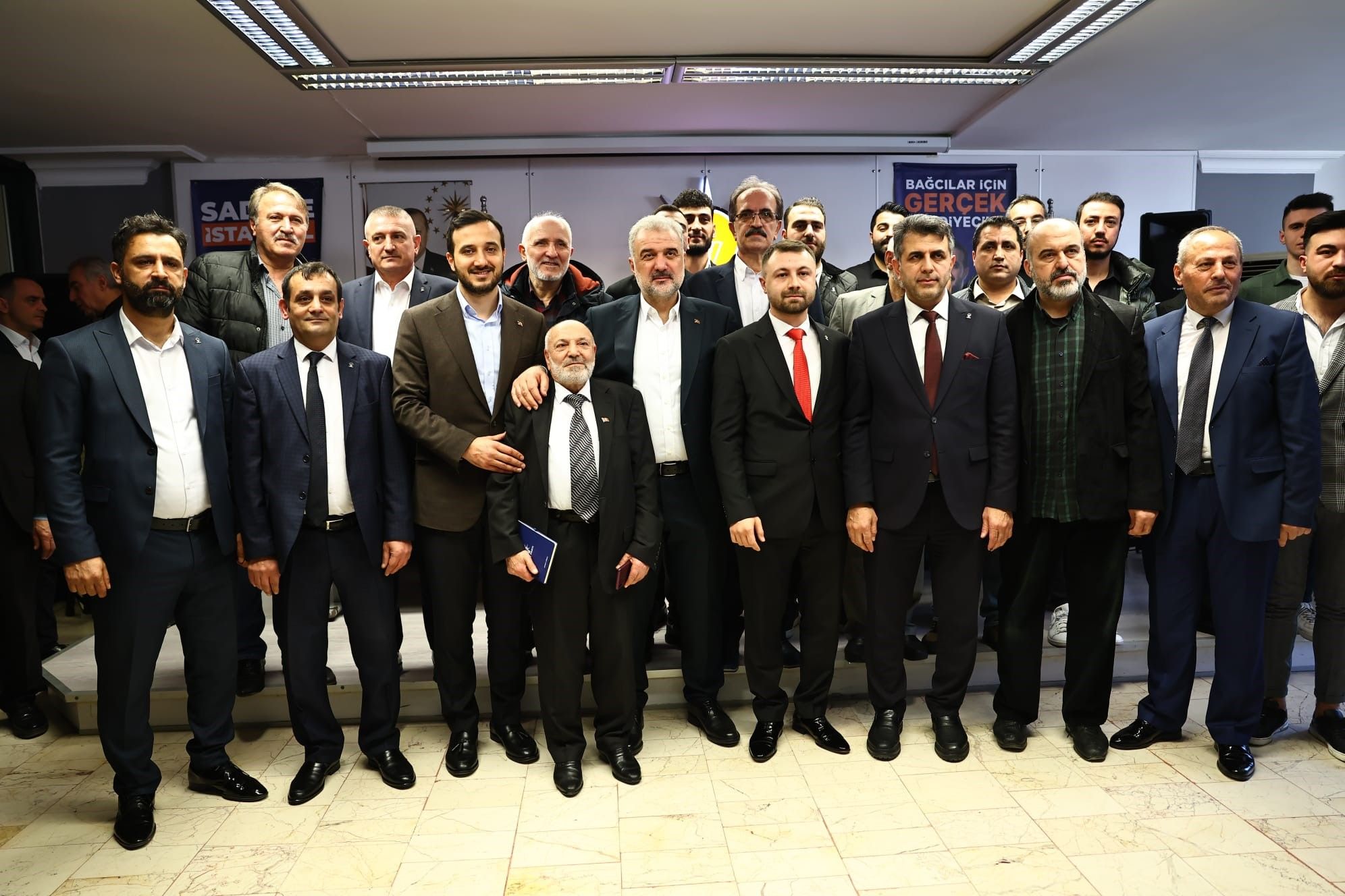Son toplu istifa Gelecek Partisi'nde: 'İstanbul'daki kötü yönetime 'dur' diyeceğiz' sözleri ile AK Parti'ye geçtiler Son toplu istifa Gelecek Partisi'nde: 'İstanbul'daki kötü yönetime 'dur' diyeceğiz' sözleri ile AK Parti'ye geçtiler - 1. Resim