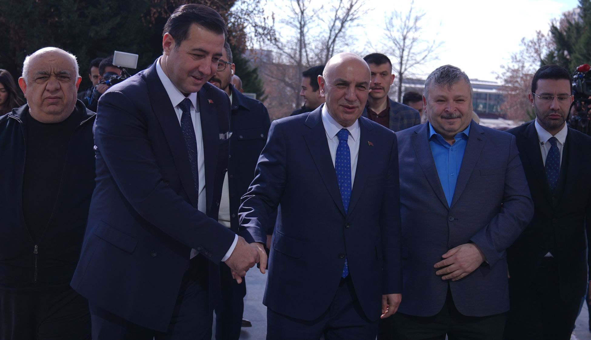 Turgut Altınok'tan Ankaralılara ulaşım vaadi: 2 bin yeni otobüsle bu problemi çözeceğiz Turgut Altınok'tan Ankaralılara ulaşım vaadi: 2 bin yeni otobüsle bu problemi çözeceğiz - 1. Resim