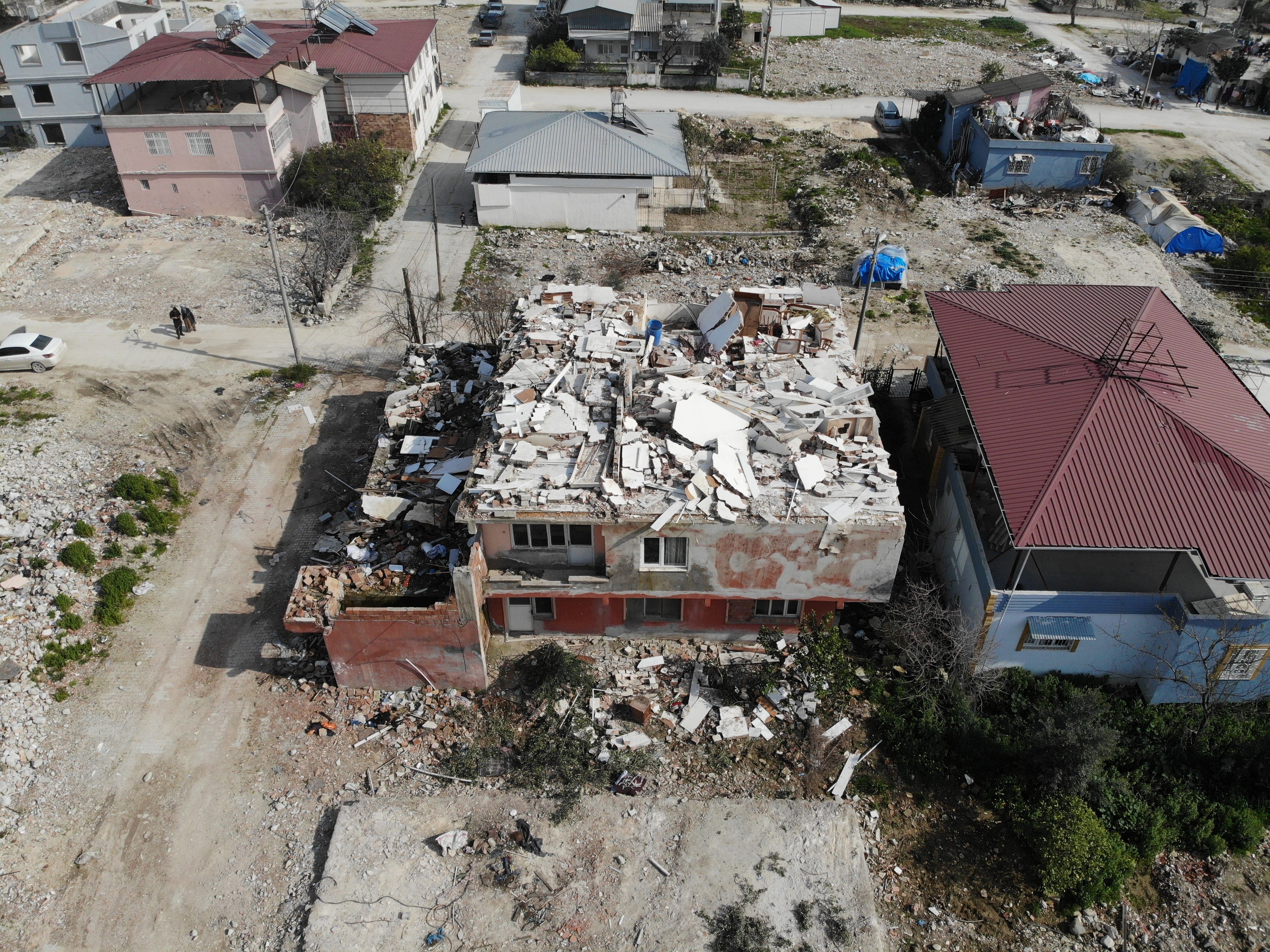 Vicdanları sızlatan olay! Depremzede kadını darp edip, hasarlı evinin demirlerini çaldılar Vicdanları sızlatan olay! Depremzede kadını darp edip, hasarlı evinin demirlerini çaldılar - 1. Resim