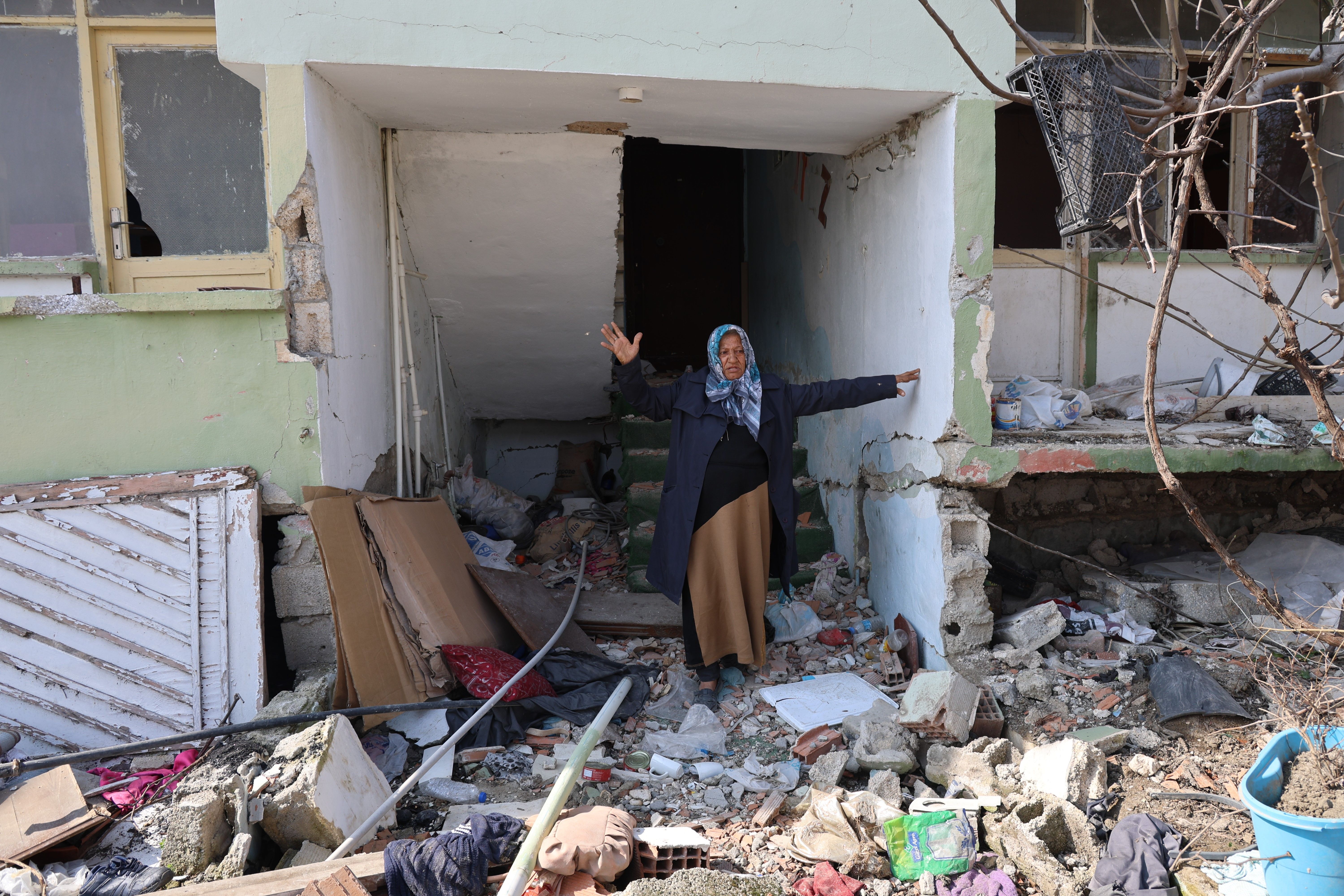 Vicdanları sızlatan olay! Depremzede kadını darp edip, hasarlı evinin demirlerini çaldılar Vicdanları sızlatan olay! Depremzede kadını darp edip, hasarlı evinin demirlerini çaldılar - 2. Resim