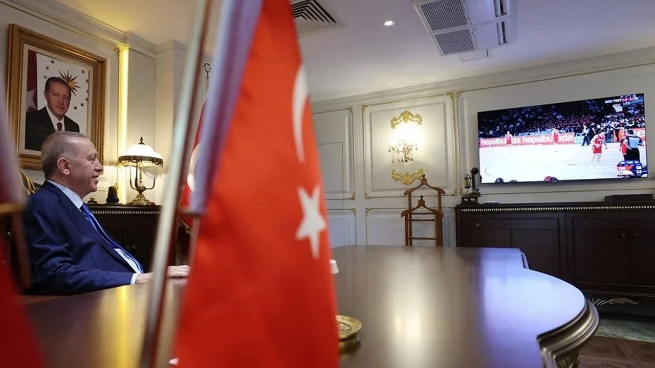 12 Dev Adam'ın maçını takip eden Erdoğan'ın sevinci kameralara yansıdı 12 Dev Adam'ın maçını takip eden Erdoğan'ın sevinci kameralara yansıdı - 2. Resim