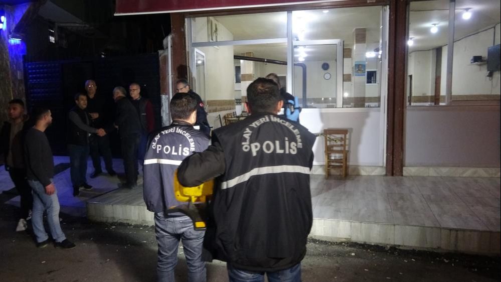 Adana'da yüzleri maskeli 2 kişi kahvehaneye silahlı saldırı düzenledi Adana'da yüzleri maskeli 2 kişi kahvehaneye silahlı saldırı düzenledi - 2. Resim