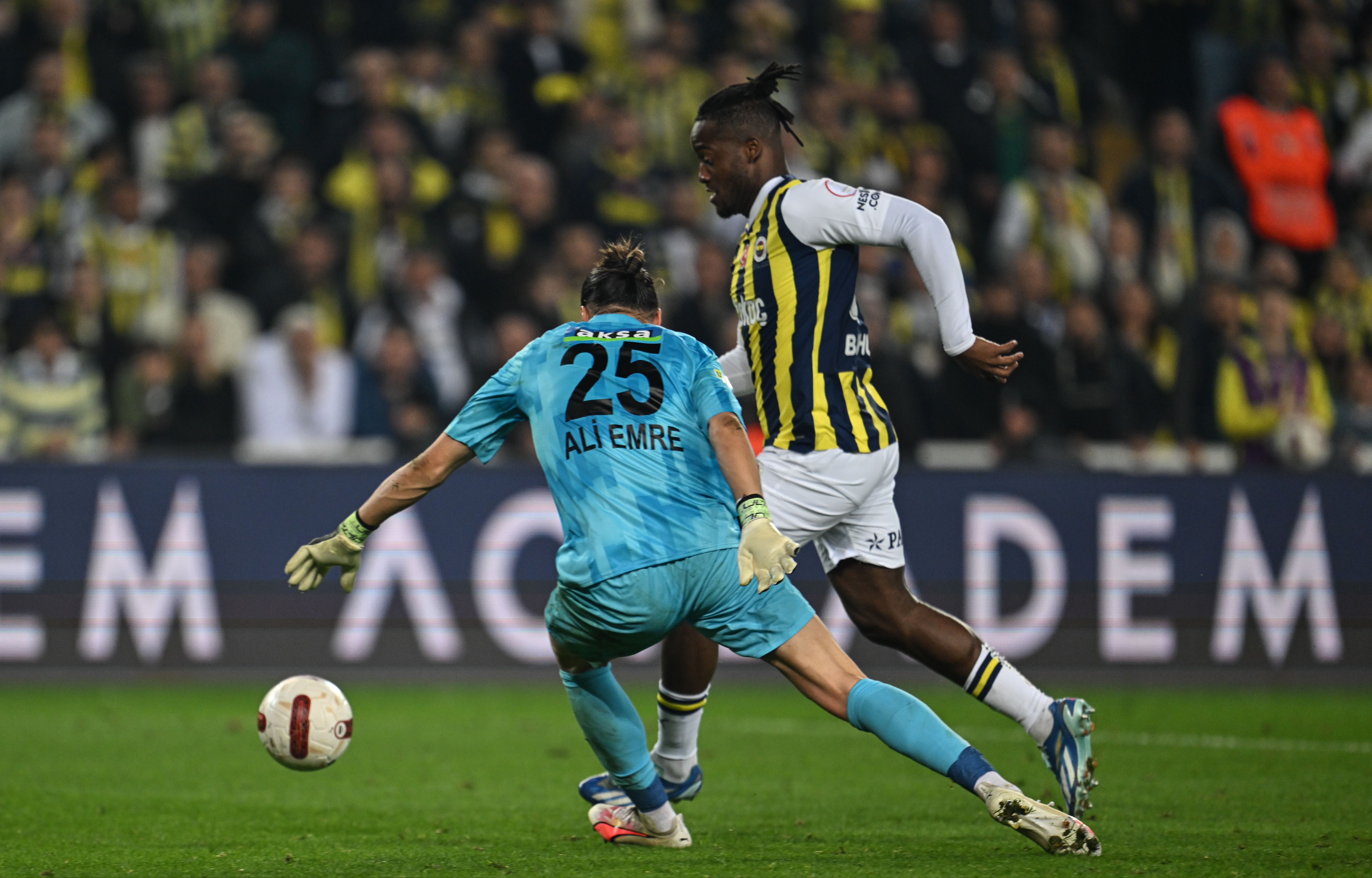 Fenerbahçe zirve yarışında ama şampiyon gibi oynamıyor Fenerbahçe zirve yarışında ama şampiyon gibi oynamıyor - 1. Resim