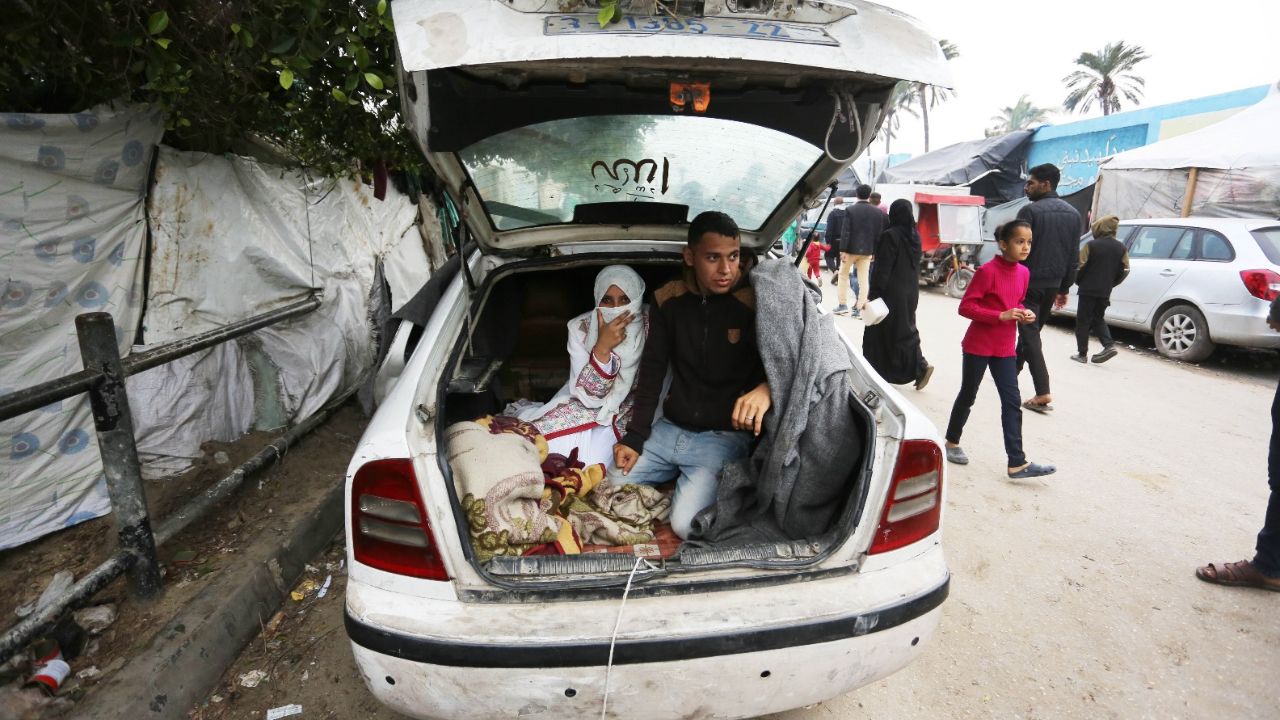 Filistinli çiftin yuvası camı kırık otomobil oldu