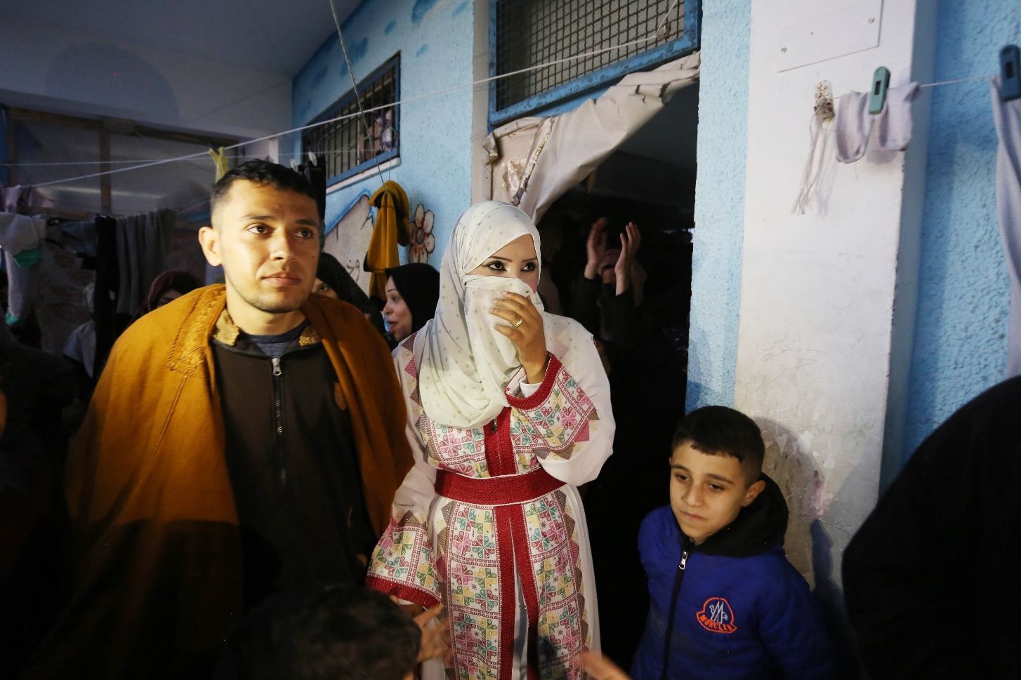 Filistinli çiftin yuvası camı kırık otomobil oldu - 2. Resim