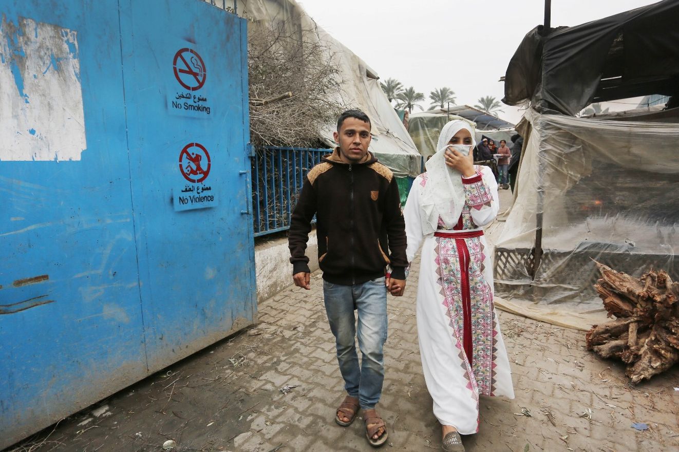 Filistinli çiftin yuvası camı kırık otomobil oldu - 1. Resim