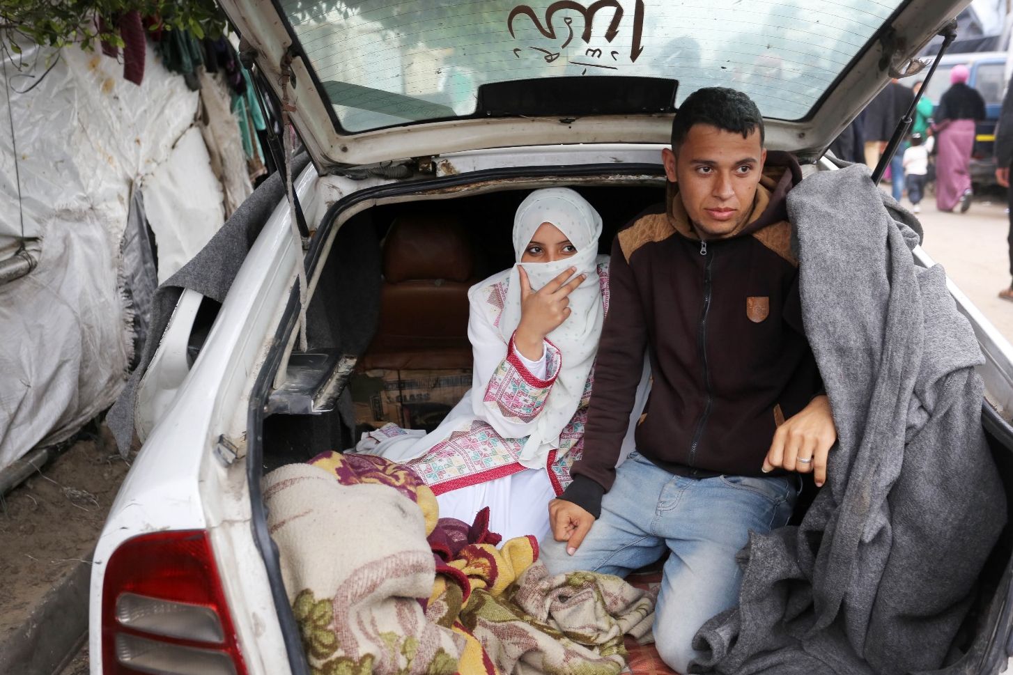 Filistinli çiftin yuvası camı kırık otomobil oldu - 3. Resim