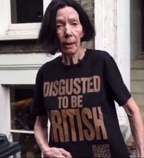 İngiliz modacı Katherine Hamnett, ülkesinin İsrail'e verdiği desteği protesto ederek Kraliyet nişanını çöpe attı İngiliz modacı Katherine Hamnett, ülkesinin İsrail'e verdiği desteği protesto ederek Kraliyet nişanını çöpe attı - 1. Resim