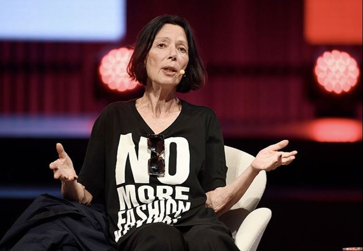 İngiliz modacı Katherine Hamnett, ülkesinin İsrail'e verdiği desteği protesto ederek Kraliyet nişanını çöpe attı İngiliz modacı Katherine Hamnett, ülkesinin İsrail'e verdiği desteği protesto ederek Kraliyet nişanını çöpe attı - 3. Resim