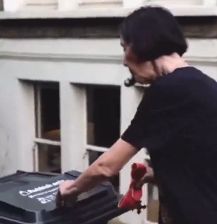 İngiliz modacı Katherine Hamnett, ülkesinin İsrail'e verdiği desteği protesto ederek Kraliyet nişanını çöpe attı İngiliz modacı Katherine Hamnett, ülkesinin İsrail'e verdiği desteği protesto ederek Kraliyet nişanını çöpe attı - 2. Resim