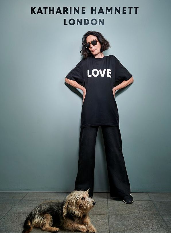 İngiliz modacı Katherine Hamnett, ülkesinin İsrail'e verdiği desteği protesto ederek Kraliyet nişanını çöpe attı İngiliz modacı Katherine Hamnett, ülkesinin İsrail'e verdiği desteği protesto ederek Kraliyet nişanını çöpe attı - 4. Resim