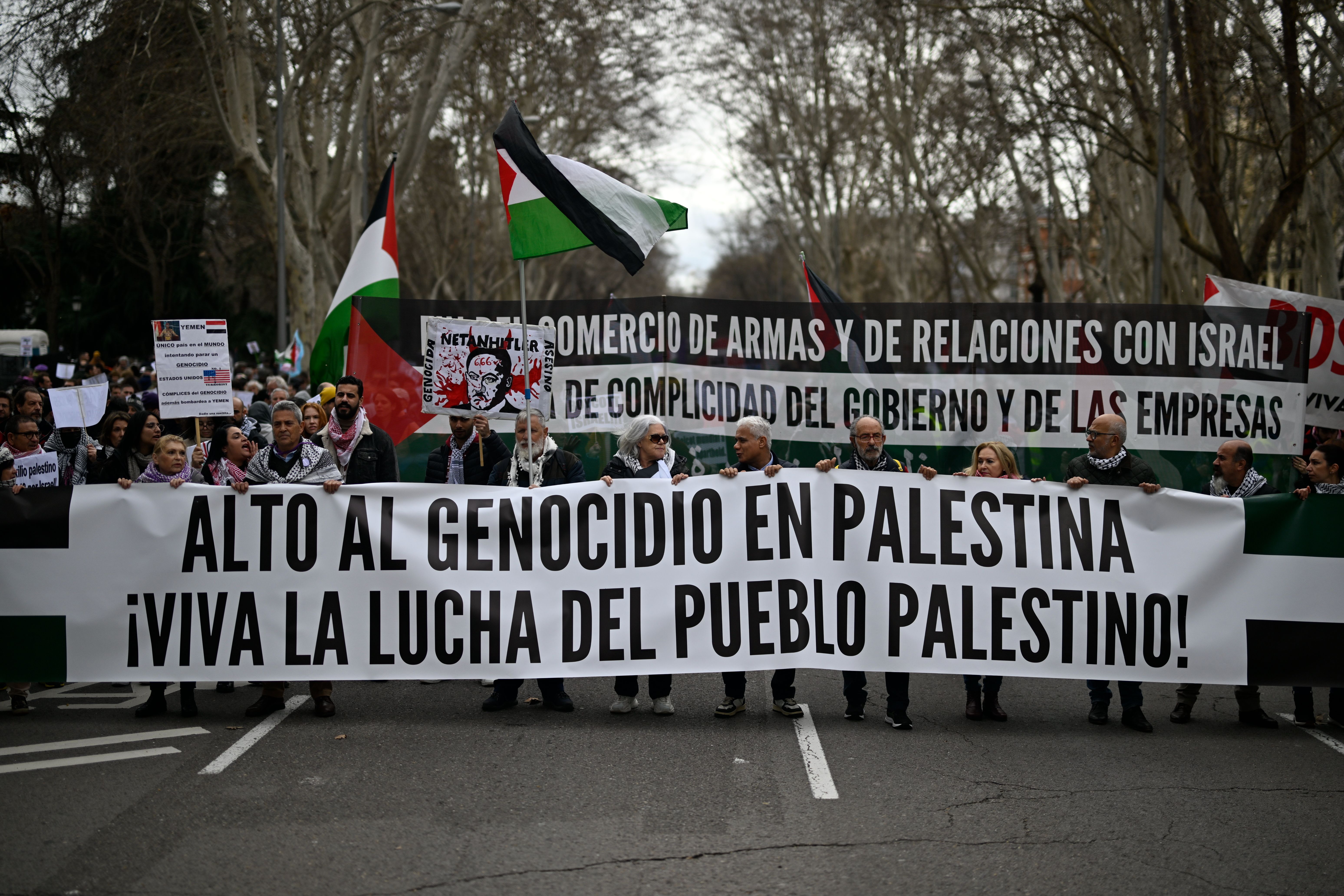 İspanya sokaklarında 'Katil Netanyahu' sloganları! Yüzbinlerce kişi Gazze için sokaklara döküldü İspanya sokaklarında 'Katil Netanyahu' sloganları! Yüzbinlerce kişi Gazze için sokaklara döküldü - 1. Resim