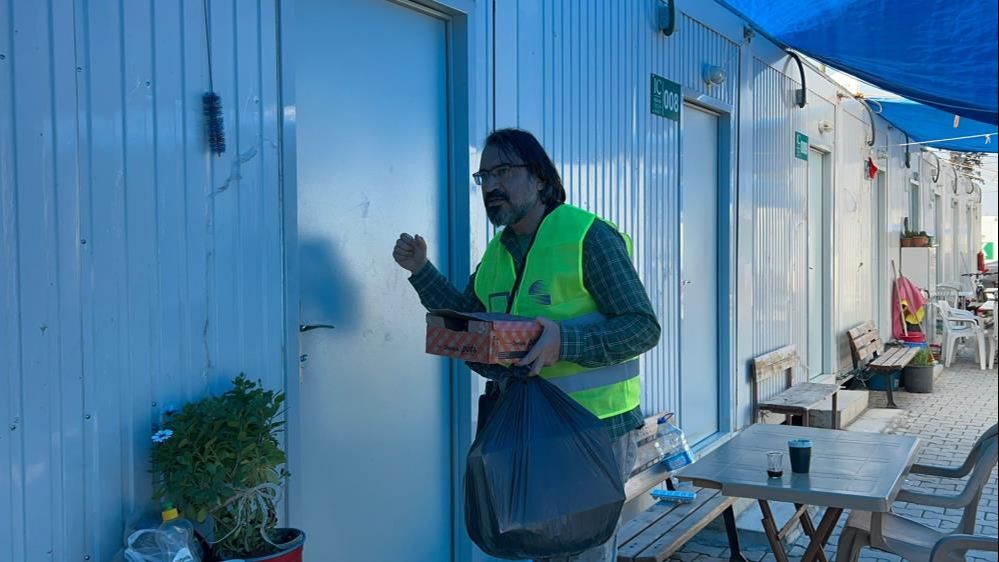 İzmir depreminin simge ismi Elif'in babası g&ouml;n&uuml;lleri fethetti! - 4. Resim