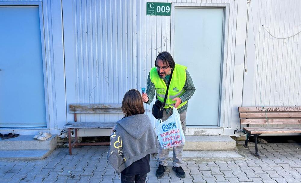 İzmir depreminin simge ismi Elif'in babası g&ouml;n&uuml;lleri fethetti! - 3. Resim