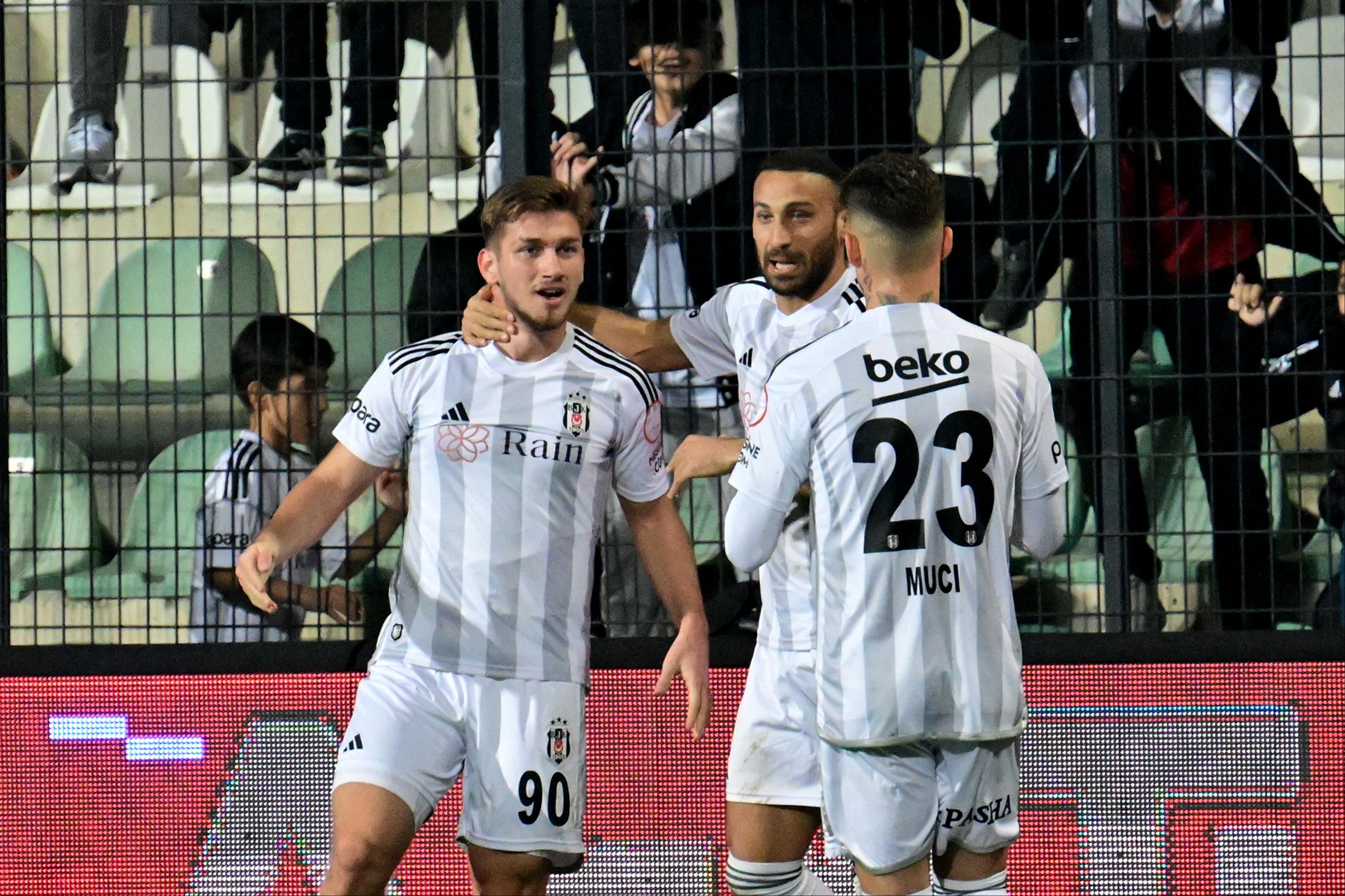 Kartal'a gençlik iksiri! Beşiktaş deplasmanda İstanbulspor'u devirdi Kartal'a gençlik iksiri Beşiktaş deplasmanda İstanbulspor'u devirdi - 1. Resim