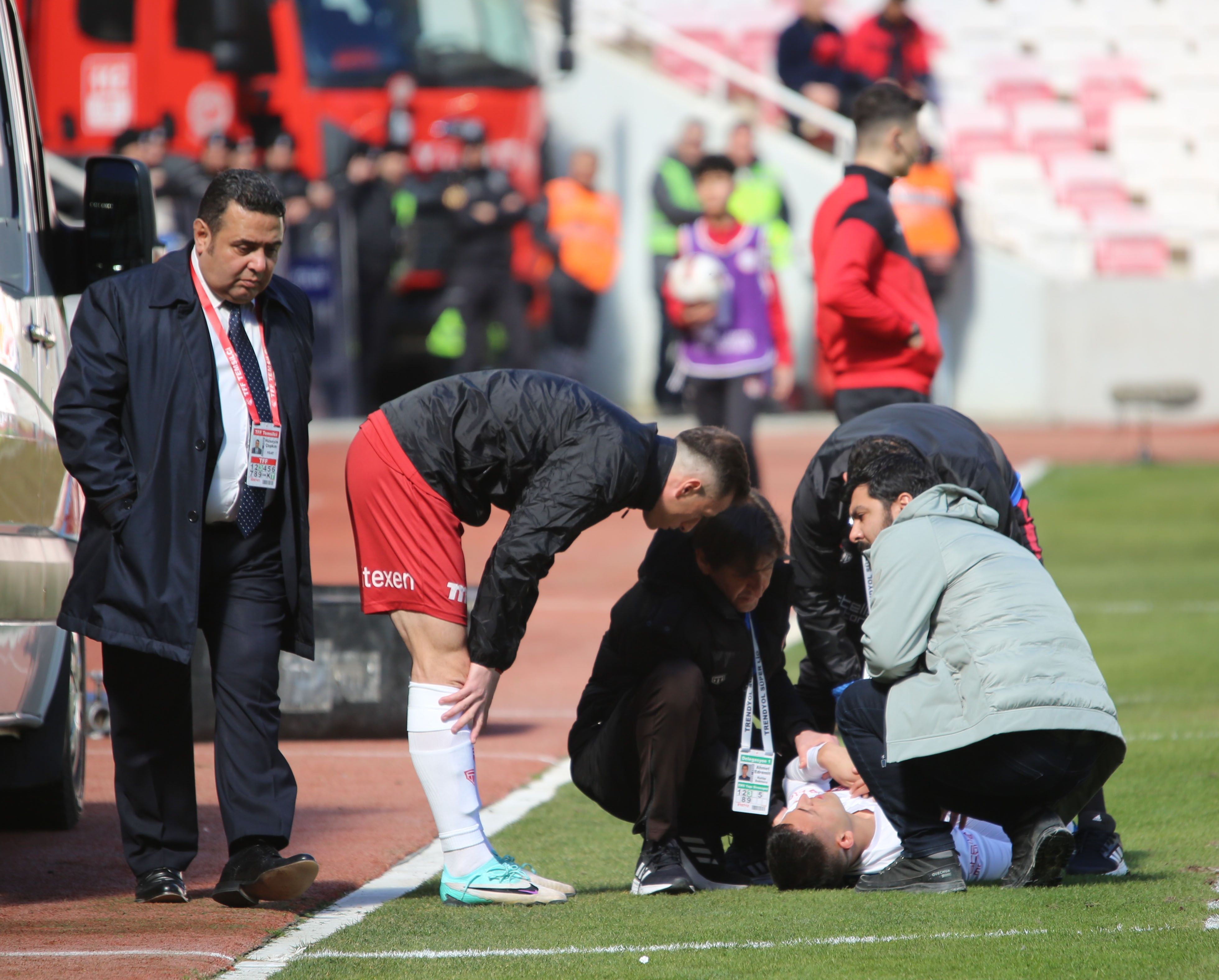 Sivasspor - Pendikspor maçında korkutan sakatlık! Bartuğ Elmaz hastaneye kaldırıldı Sivasspor - Pendikspor maçında korkutan sakatlık! Bartuğ Elmaz hastaneye kaldırıldı - 1. Resim
