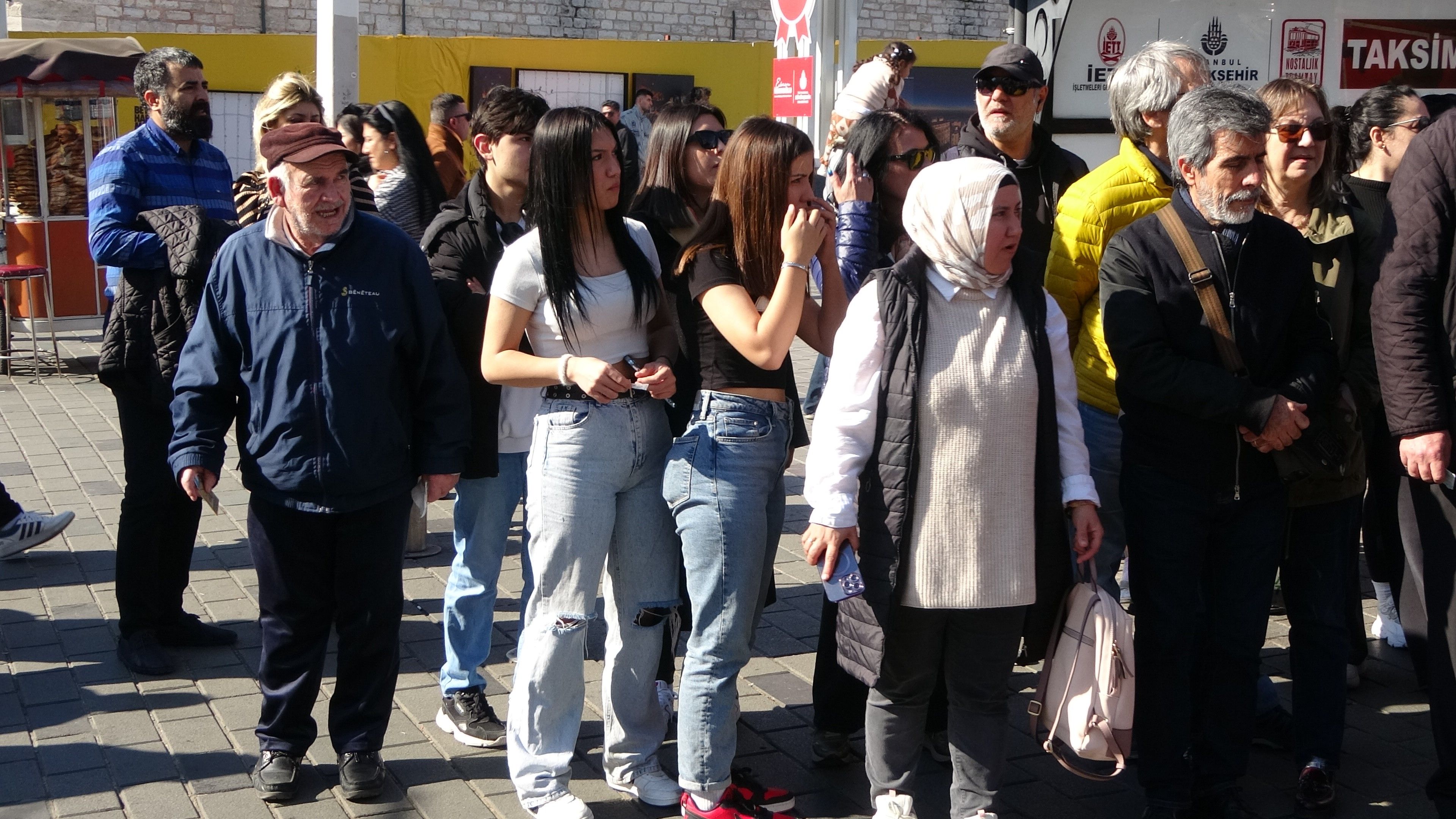 Taksim Meydanı doldu taştı: Bahar havası İstanbulluyu sokağa döktü - 1. Resim