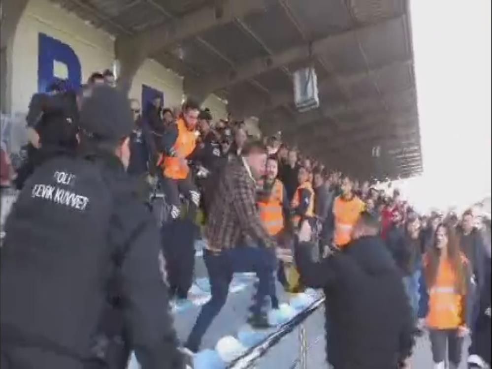 Yattara’nın oynadığı amatör maçta olay! Kırmızı kartı hazmedemeyen futbolcu hakeme yumruk attı - 1. Resim