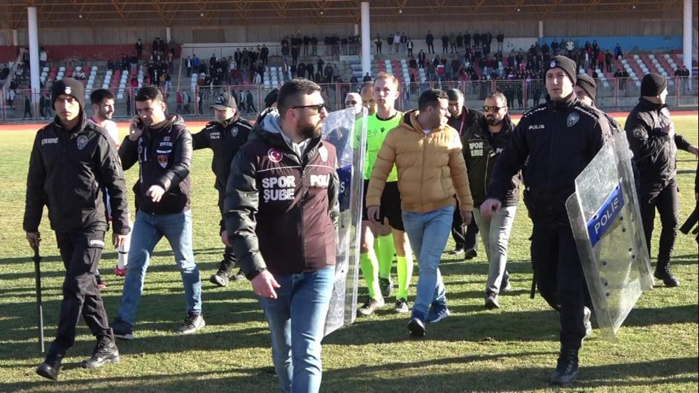 Yattara’nın oynadığı amatör maçta olay! Kırmızı kartı hazmedemeyen futbolcu hakeme yumruk attı - 3. Resim