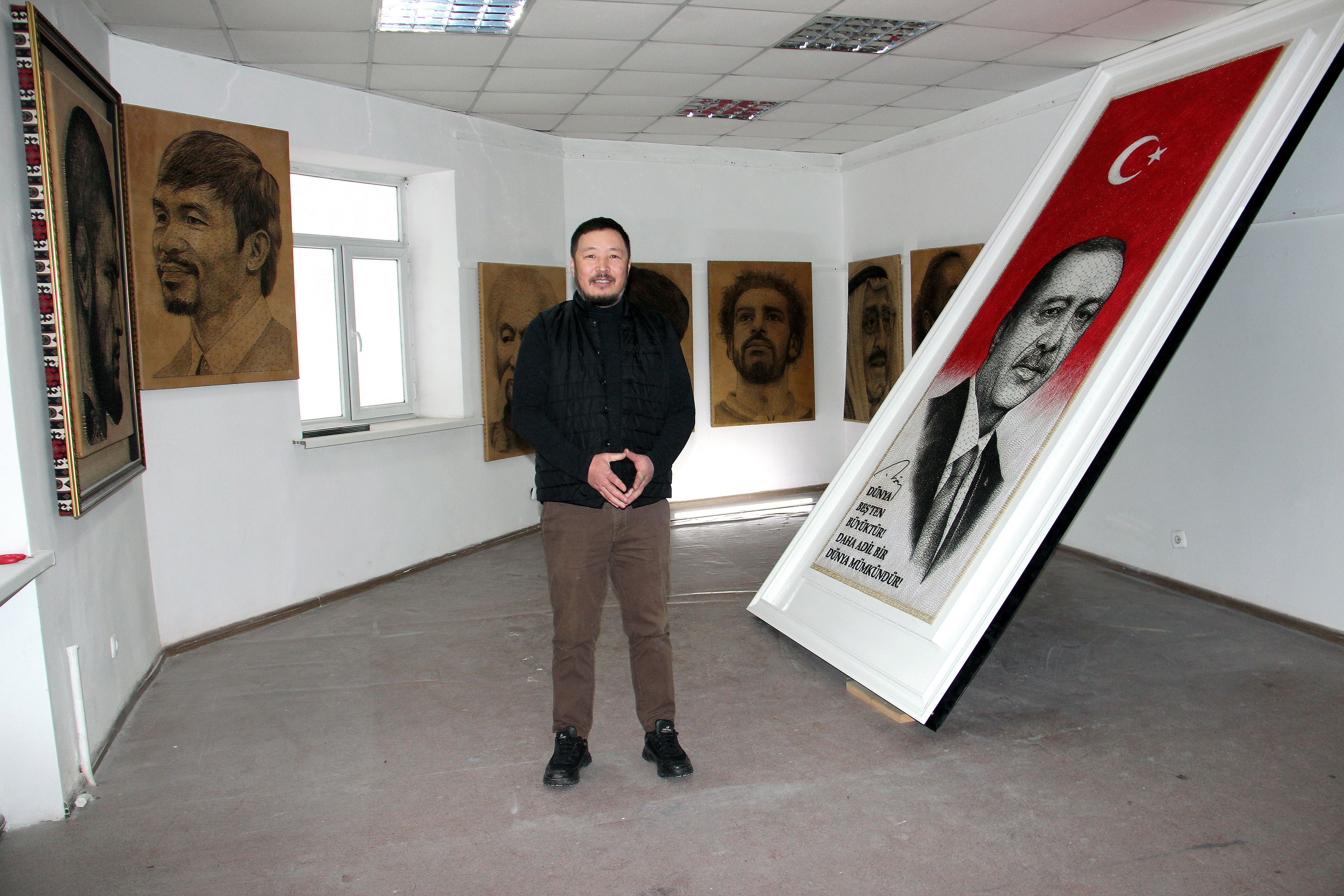 7 ayda 70 bin çivi çaktı, 150 kg ağırlığında, 3,3 metre yüksekliğinde... Kırgız ressamdan Erdoğan portresi - 1. Resim